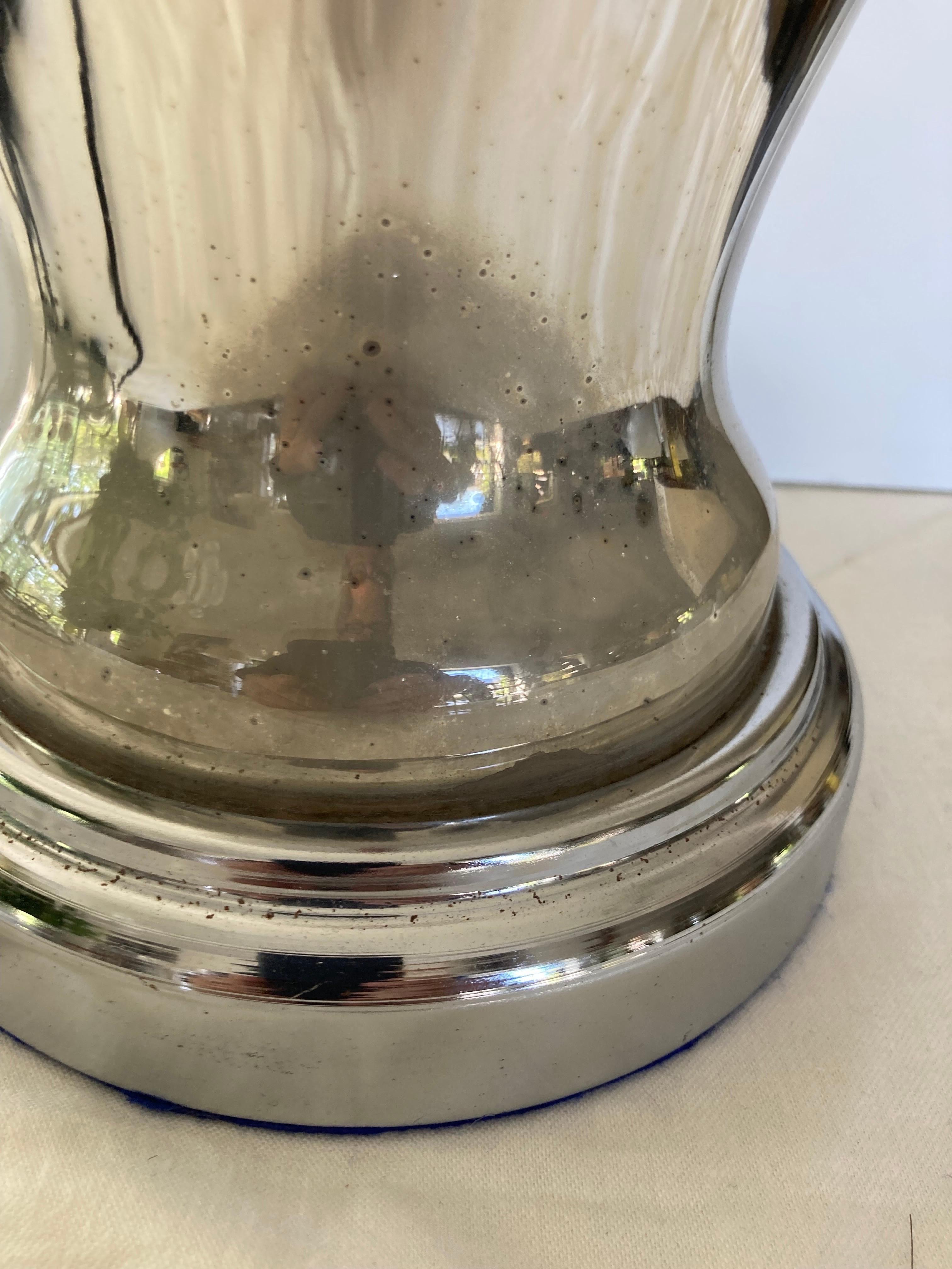 Lampe de table en verre au mercure avec base en métal chromé et nouveau câblage en soie torsadée ; une petite fissure comme indiqué sur la face arrière.