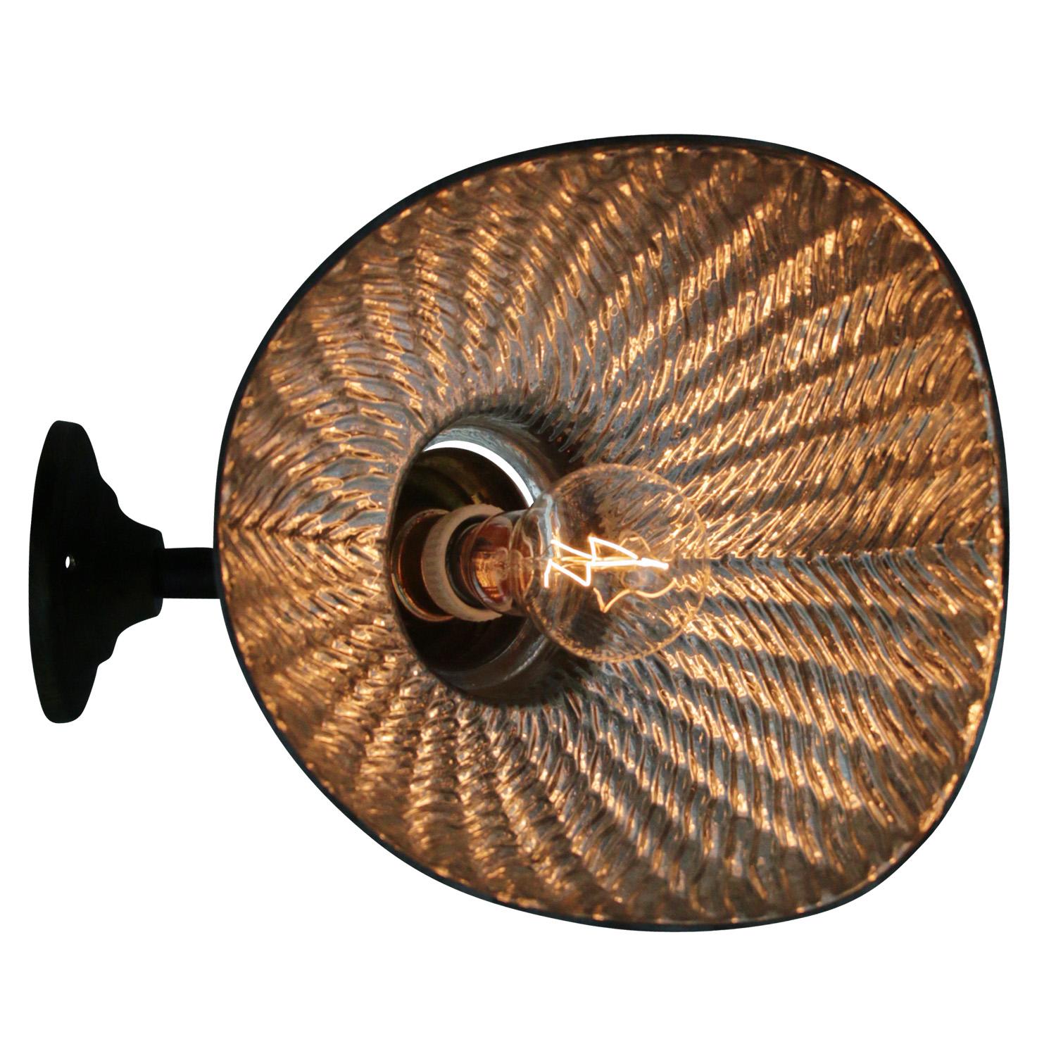 German mercury glass wall lamp.
Brass with glass shade.

Diameter wall mount 10 cm

Weight: 1.10 kg / 2.4 lb

Priced per individual item. All lamps have been made suitable by international standards for incandescent light bulbs,
