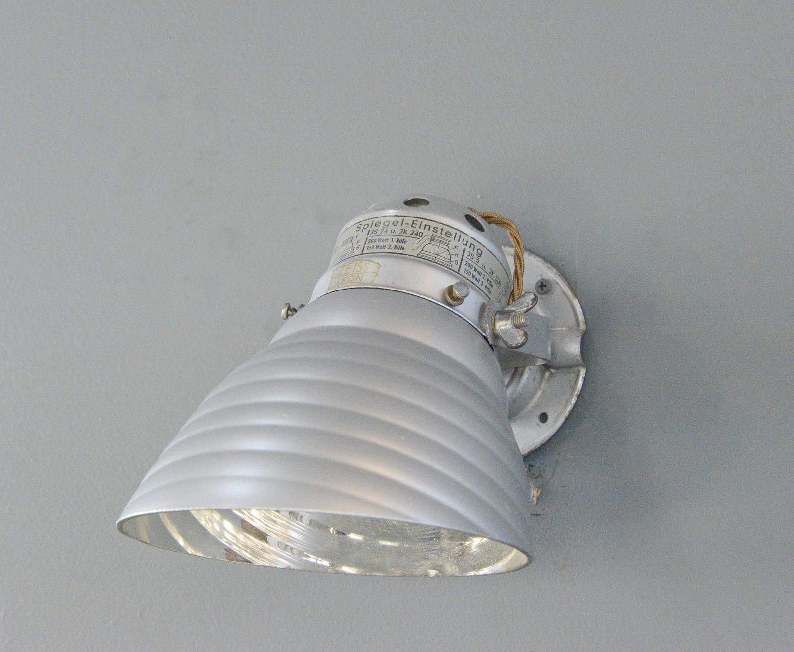 Mercury Glass Wall Lights von Zeiss Ikon CIRCA 1930s

- Original-Wandhalterungen mit Markenzeichen
- Quecksilberglas-Farben
- Für E27-Glühbirnen geeignet
- Hergestellt von Zeiss Ikon, Jena
- Deutsch ~ 1930er Jahre
- 22cm breit x 34cm tief x 24cm