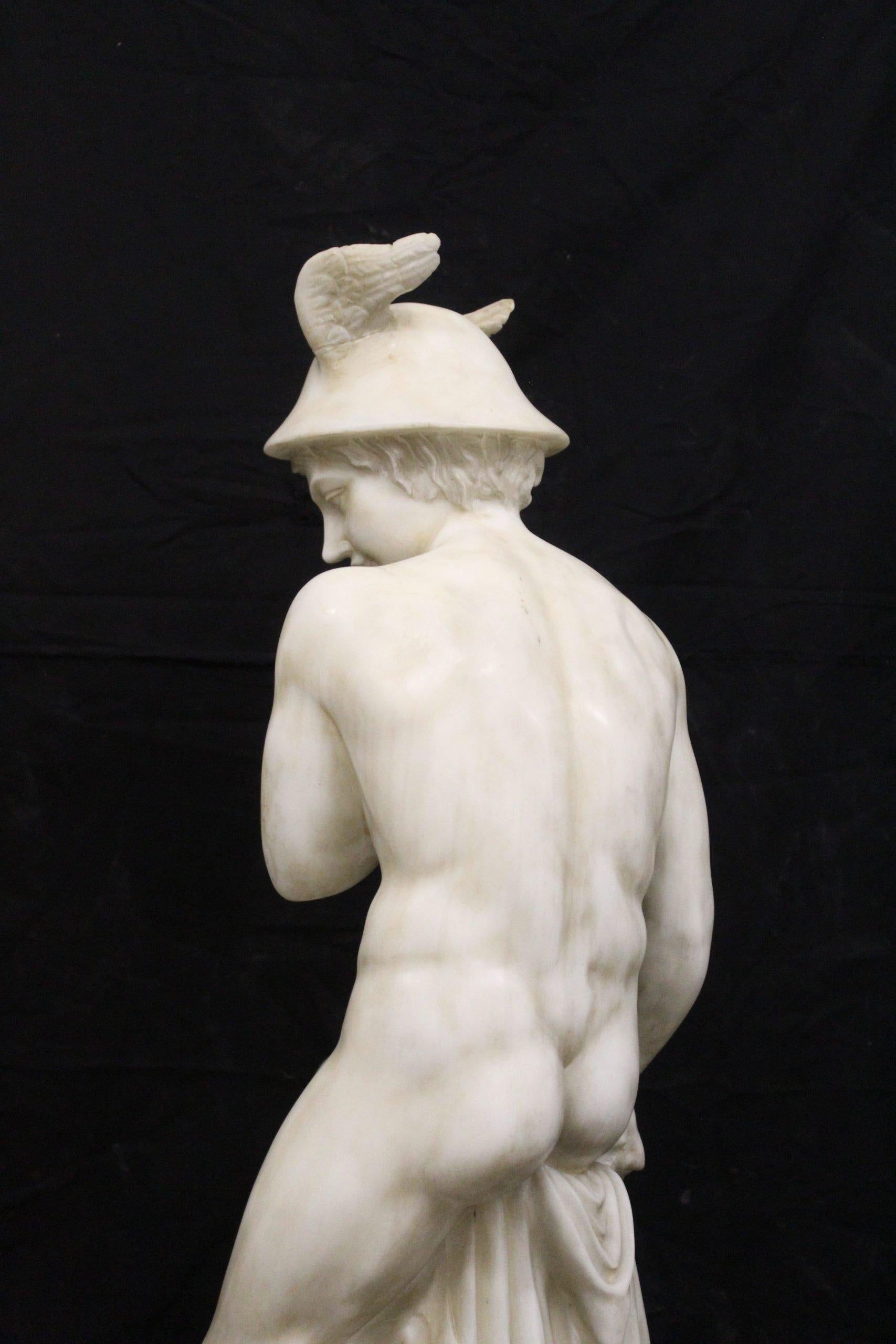 Scultura di Mercurio-Ermes, in marmo, riproduzione basata su un'opera dell'artista neoclassico danese Thorvaldsen (1770-1844), seconda metà del XX secolo. ULTERIORI FOTO, INFORMAZIONI SUL LOTTO E INFORMAZIONI SULLA SPEDIZIONE POSSONO ESSERE