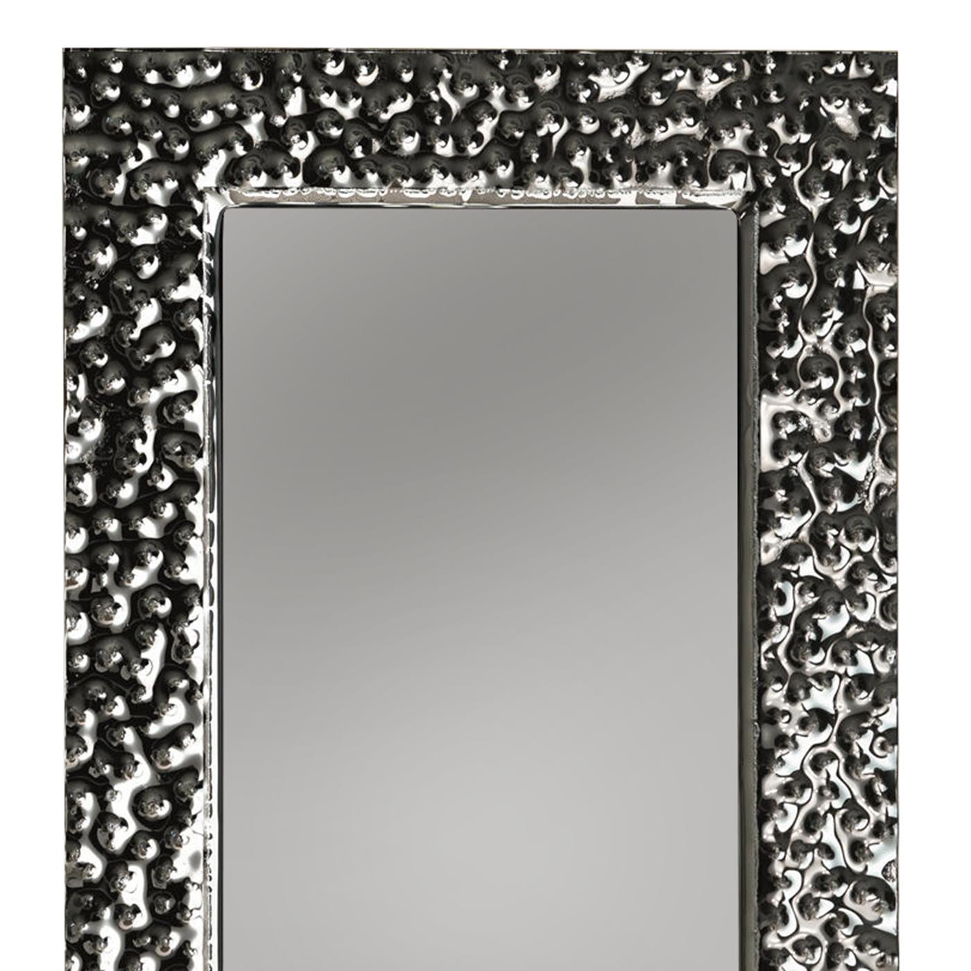 Mirror Mercury Rectangular with fused glass frame with back-silvered,
8 mm thickness. With glass relief ornament on frame, rear frame in
painted metal. With rectangular flat glass mirror, 5mm thickness.
It can be hung vertically or horizontally.