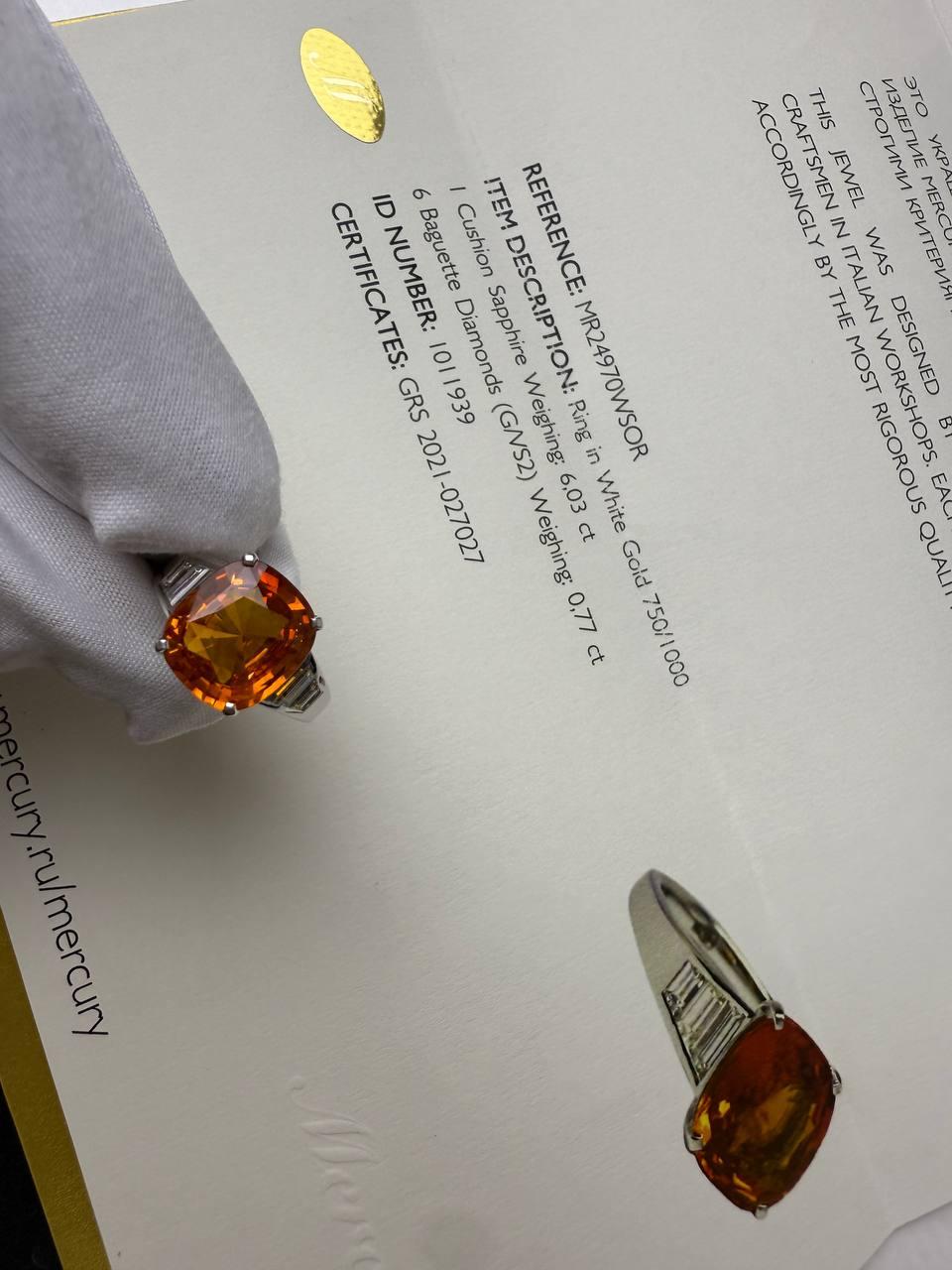 L'anello Mercury è realizzato in oro bianco 18 carati con diamanti e uno zaffiro naturale. Lo zaffiro da 6,03 carati con taglio a cuscino ha un colore giallo-arancio vivo e viene fornito con un certificato GRS. È impreziosito da sei diamanti taglio