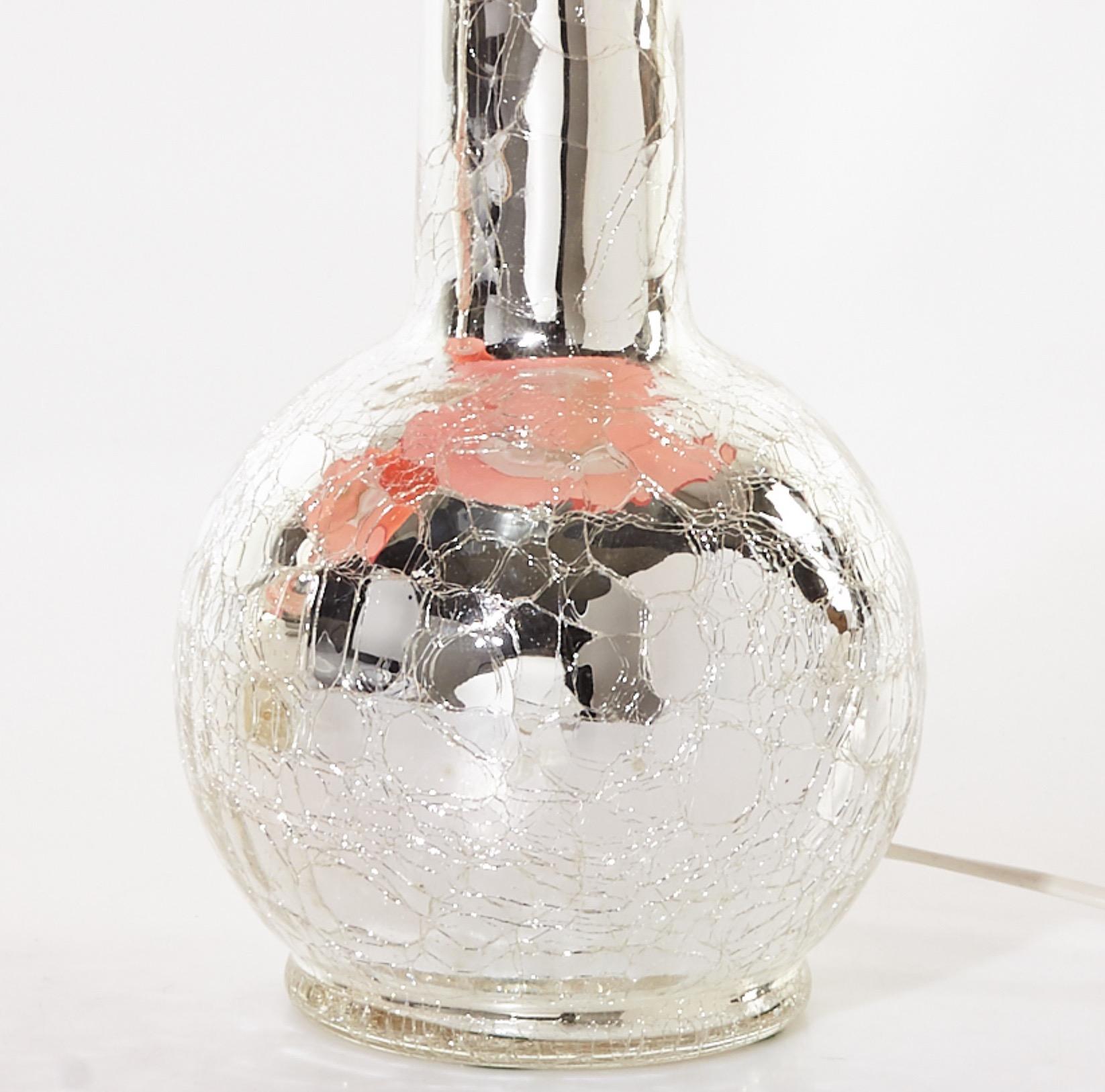 Quecksilber-Crackle-Tischlampenpaar von Luxus, Schweden, 1970, Quecksilber-Crackle unter einer Schicht aus Klarglas vom schwedischen Hersteller Luxus.
Superschickes und wunderschönes Silber-Crackle-Paar.

Die Lampenschirme sind nicht enthalten.