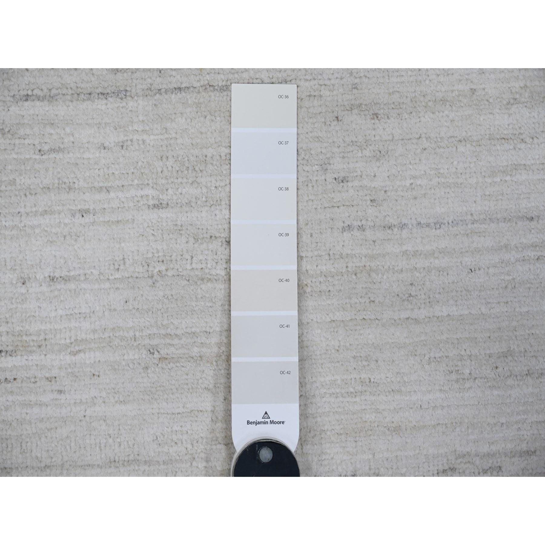 Mercury Weiß Plain Design Handgeknüpfter moderner orientalischer Peshawar-Teppich aus reiner Wolle in Plain Design im Angebot 1