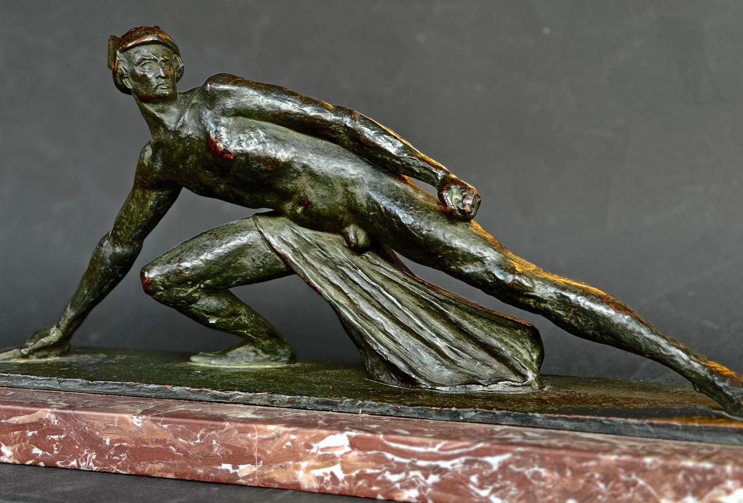 Diese kraftvolle und sehr seltene Skulptur eines knienden, nackten Merkur mit seiner goldenen Klinge in der Hand stammt aus dem Jahr 1921 und wurde wahrscheinlich von einem deutschen oder österreichischen Künstler geschaffen.  Merkur ist mit seiner