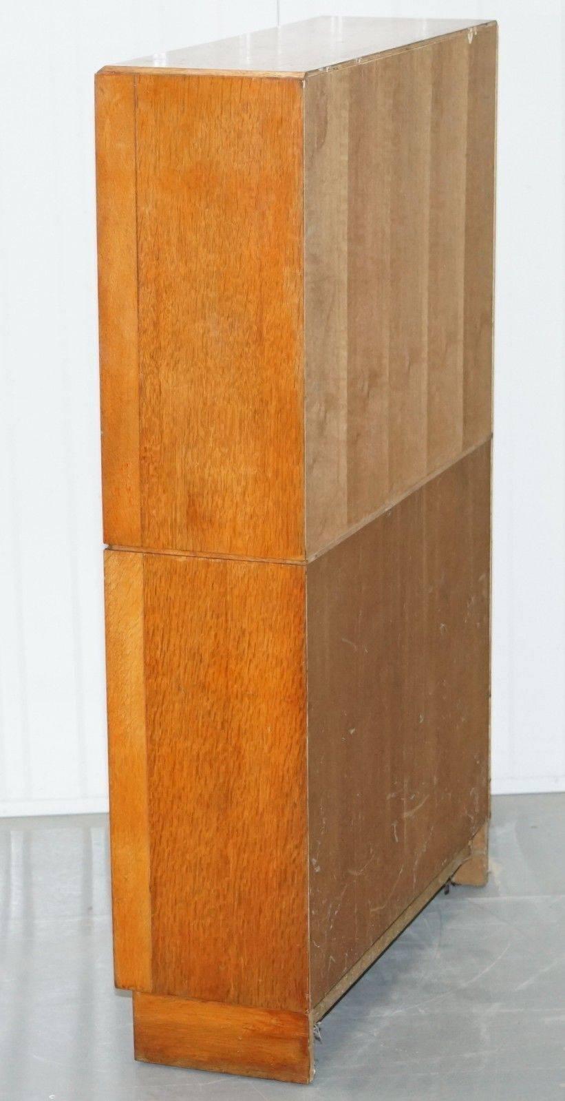 Nous sommes ravis d'offrir à la vente cette belle fabrication artisanale en chêne massif miel Meredew meubles empilables

Une belle bibliothèque empilable de Meredew meubles:: il n'a pas les anciennes portes coulissantes:: ils ont été retirés pour