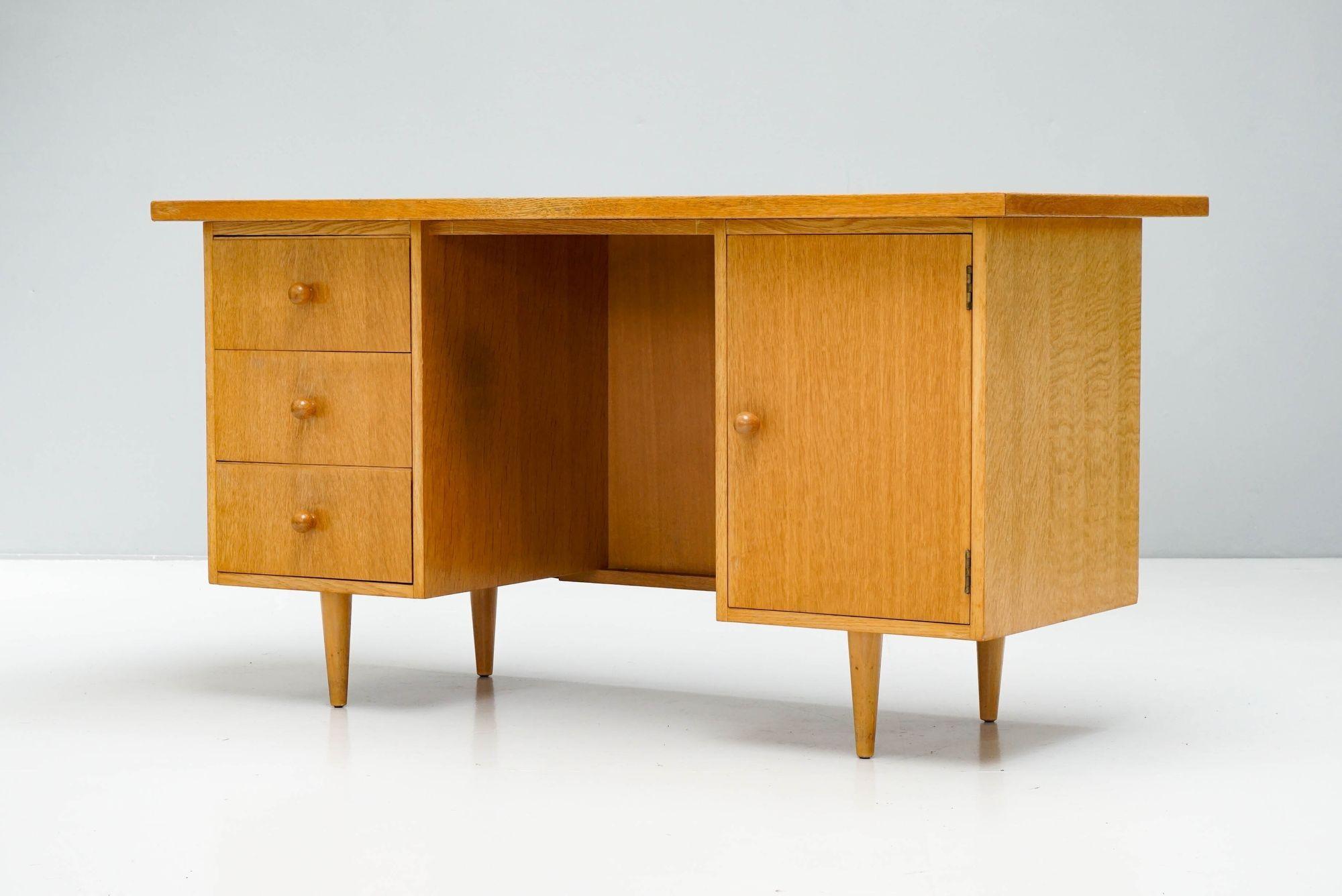 Mid-Century-Schreibtisch aus hellem Eichenfurnier von Meredew. Geringe Größe mit reichlich Stauraum, drei Schubladen und ein Schrank.

Eiche, Buche.

England, ca. 1960.

H 71cm x B 133cm x T 61cm.


Bitte kontaktieren Sie uns vor dem Kauf, damit wir