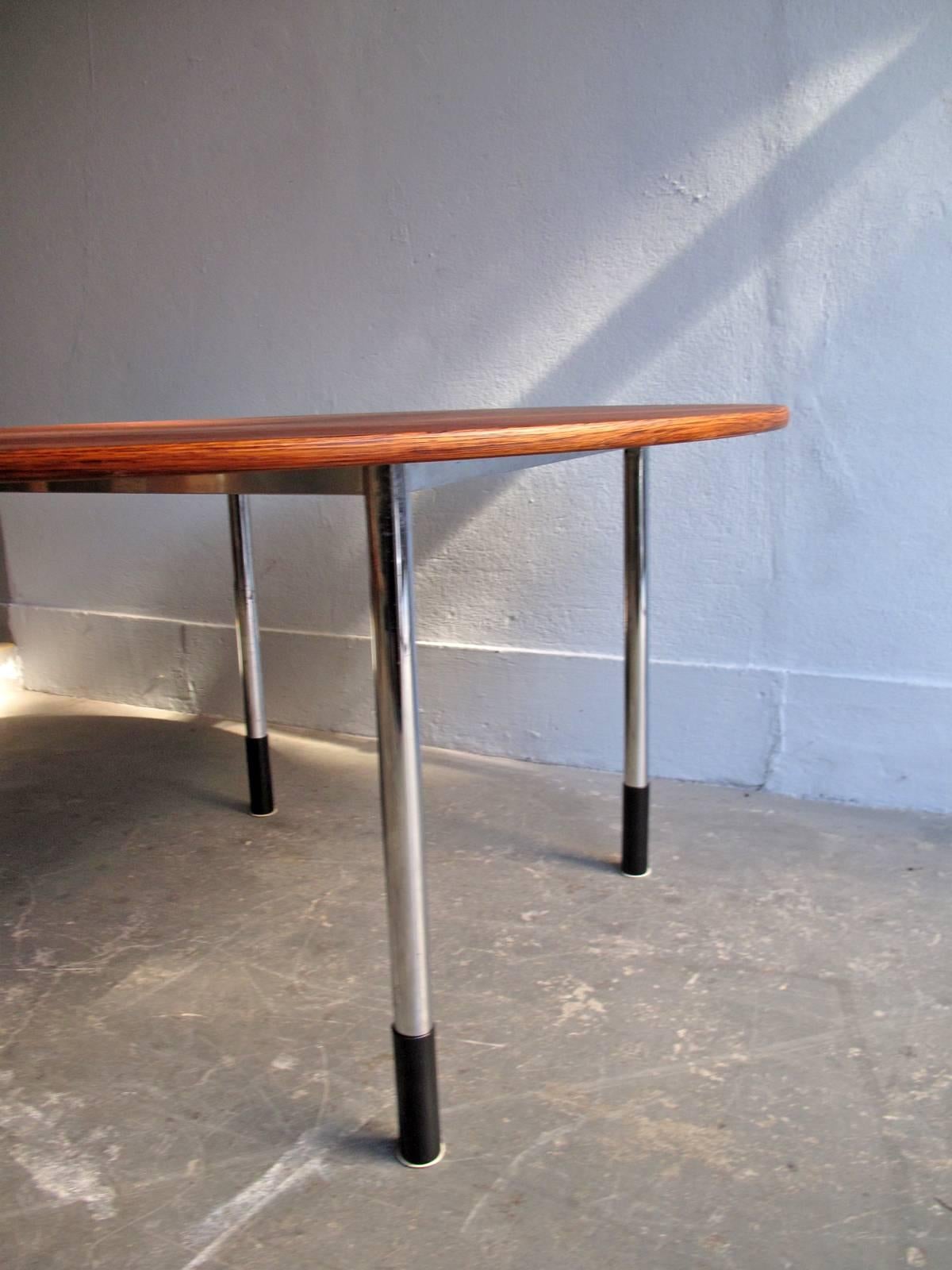Meredew working round teak top table with height adjustable chrome legs In Good Condition For Sale In Porto, PT