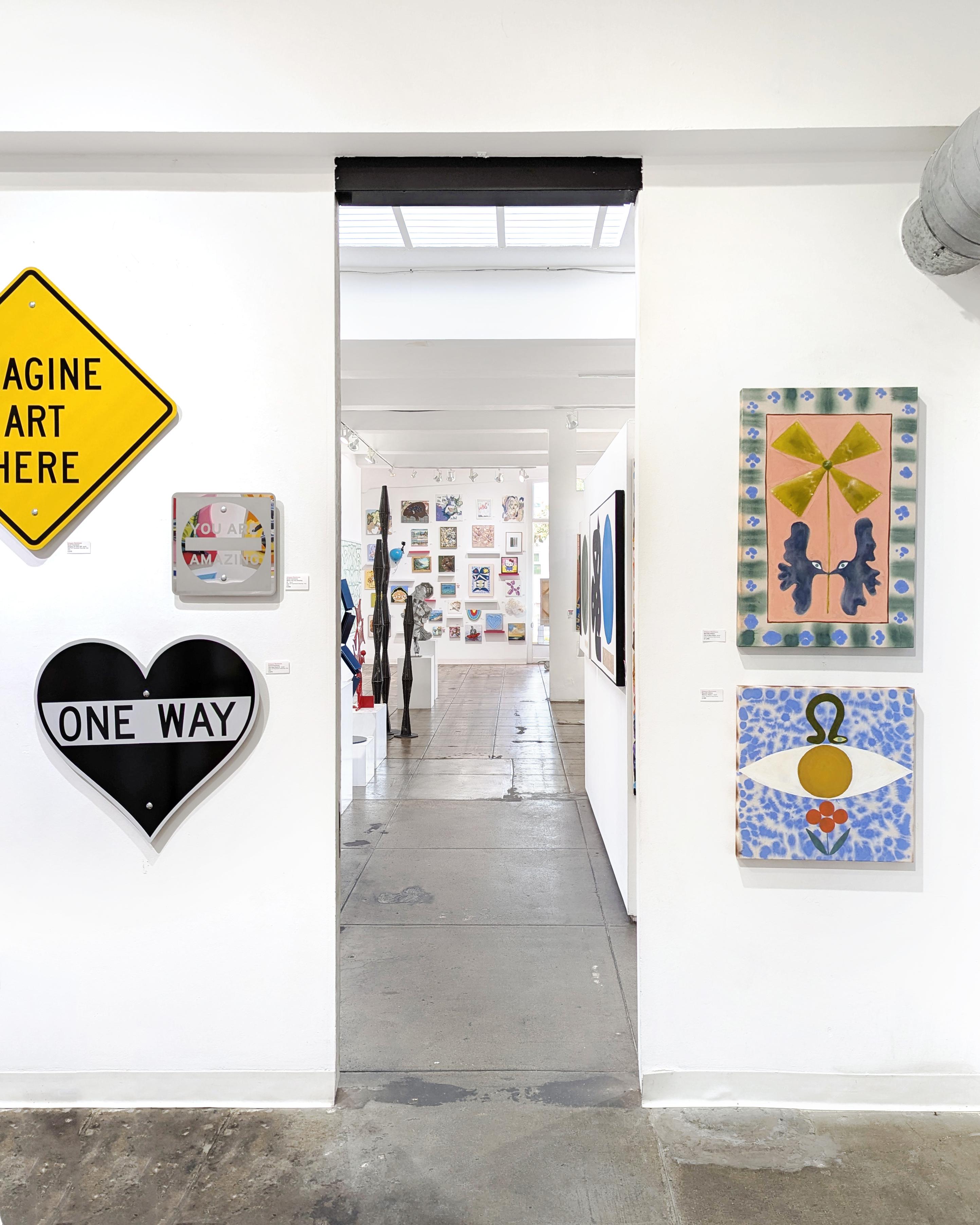 Memory Stack I - Modernes abstraktes von der Volkskunst inspiriertes Blumengemälde auf Rohleinwand im Angebot 3