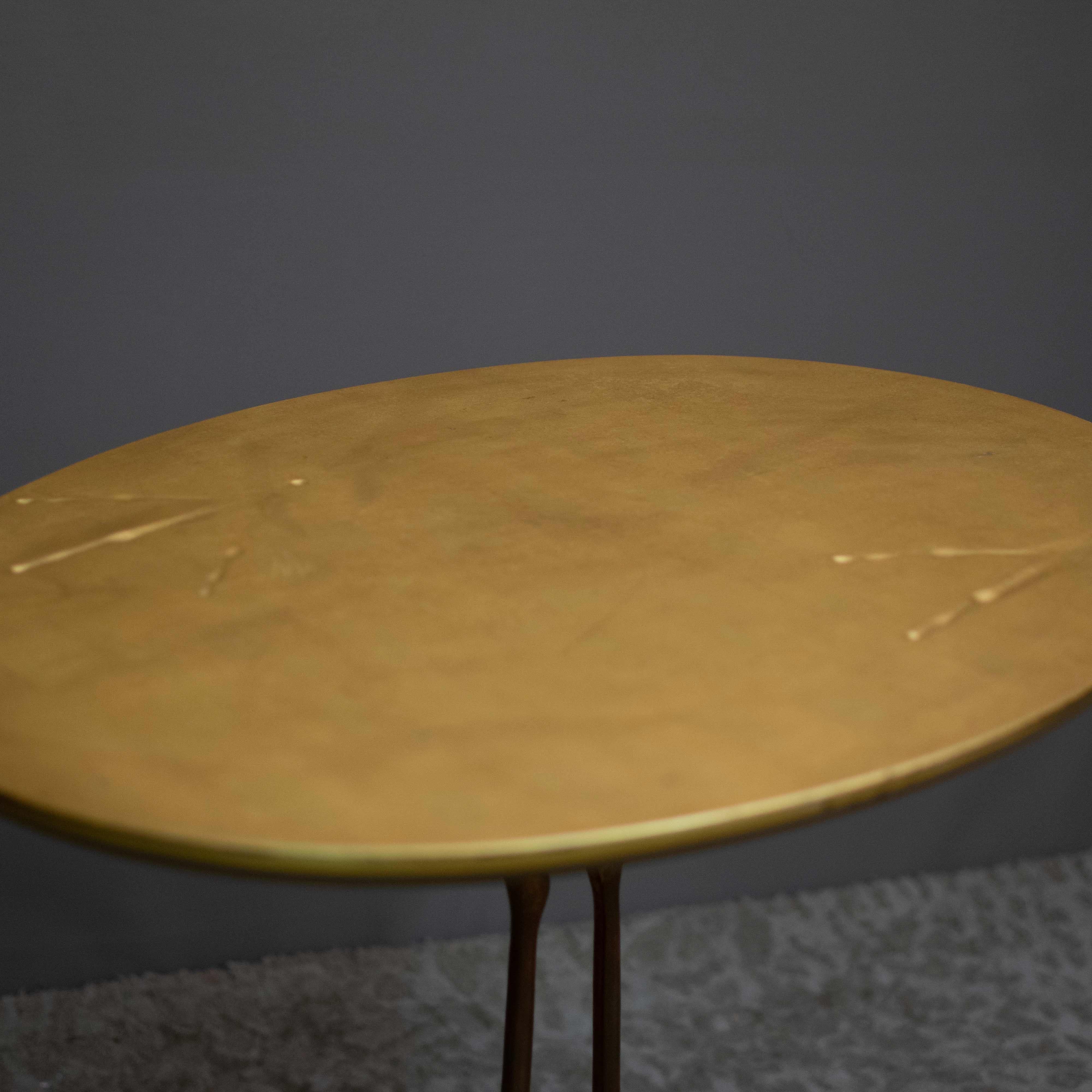 The Traccia coffee table is an icon of Italian design.
Its elliptical top is covered in pure gold leaf, and two fantastical birds are impressed on its surface.
The underside is painted with deep bronze-gold coloured paint.
Its legs in polished