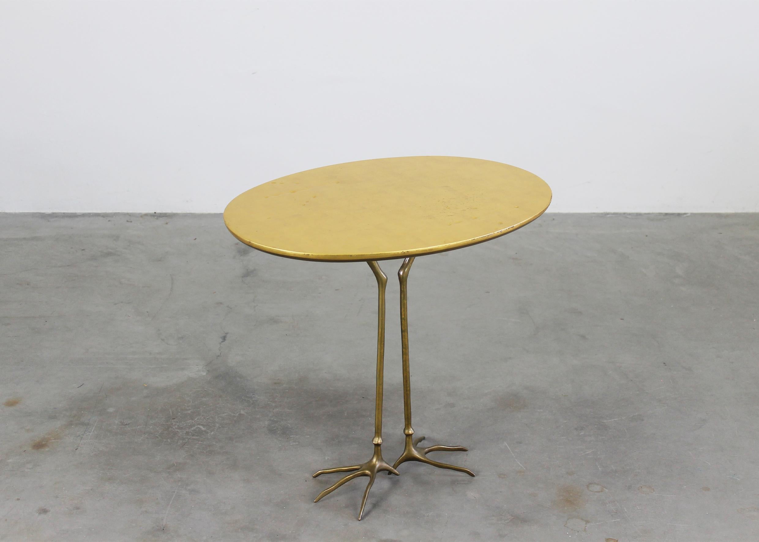 Meret Oppenheim Traccia Beistelltisch aus Holz mit Blattgold und Bronze von Gavina, 1980er Jahre (Moderne der Mitte des Jahrhunderts) im Angebot