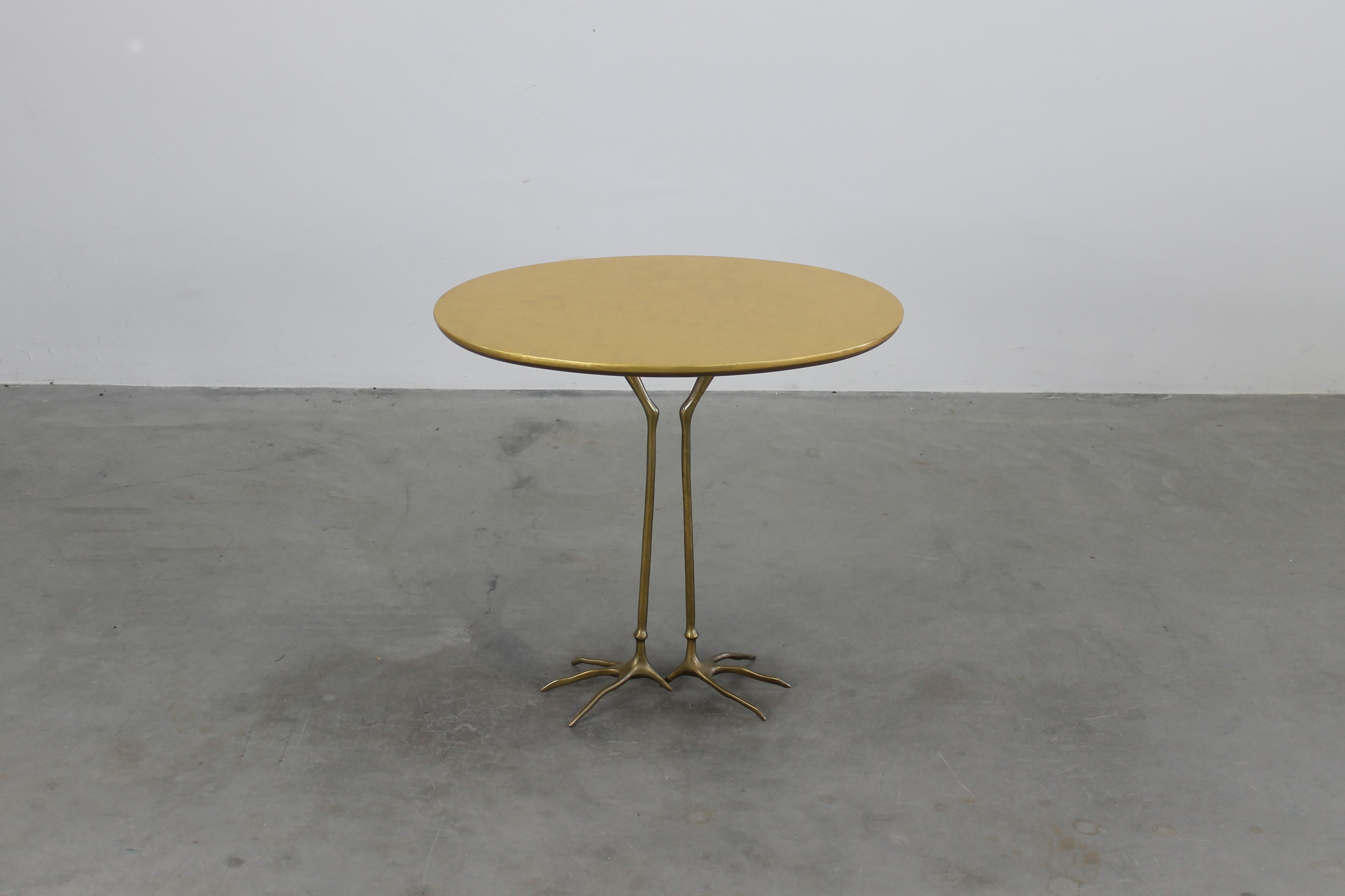 italien Table d'appoint Traccia Meret Oppenheim en bois, feuille d'or et bronze Gavina 1980 en vente