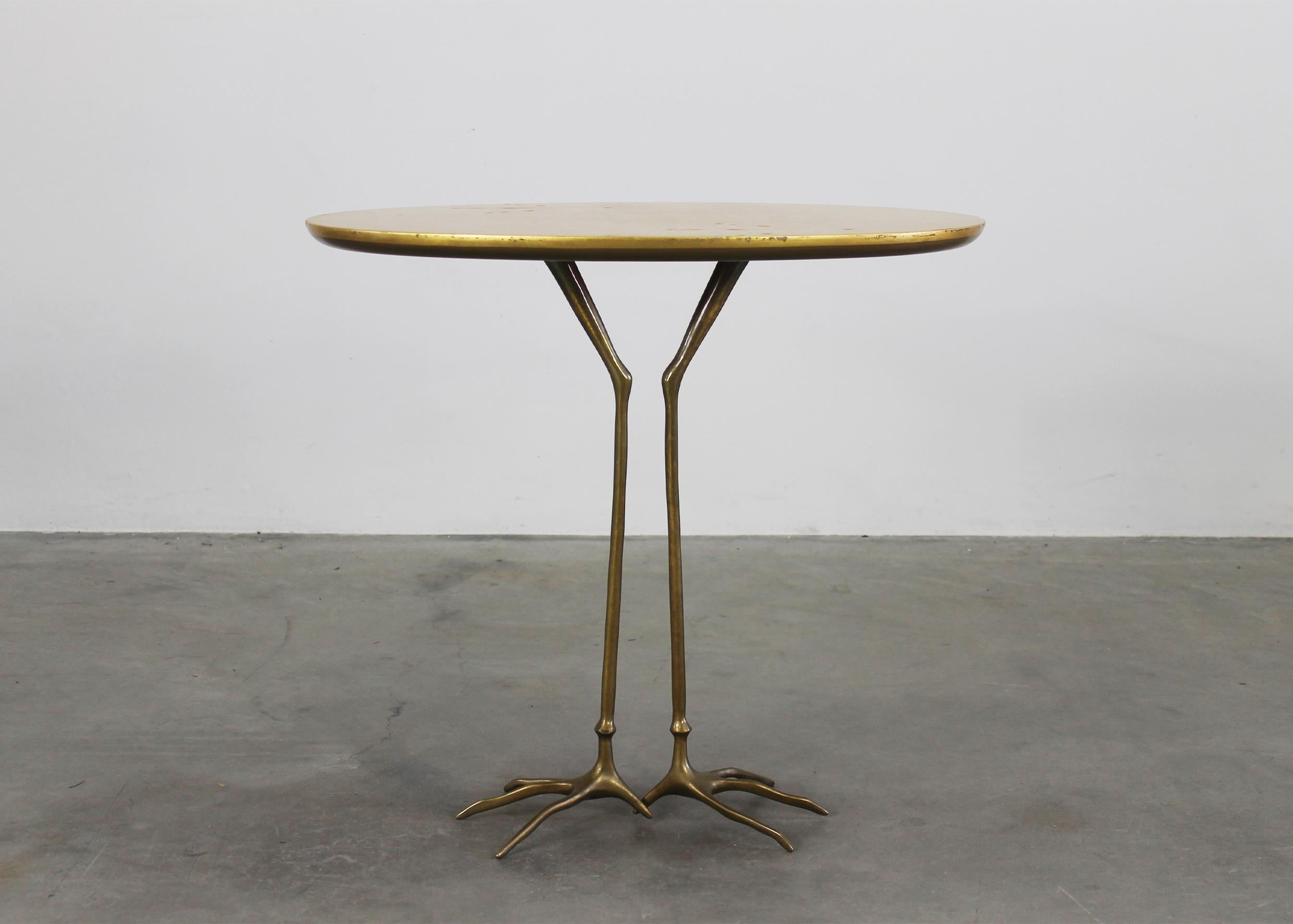 Meret Oppenheim Traccia Beistelltisch aus Holz mit Blattgold und Bronze von Gavina, 1980er Jahre (Ende des 20. Jahrhunderts) im Angebot