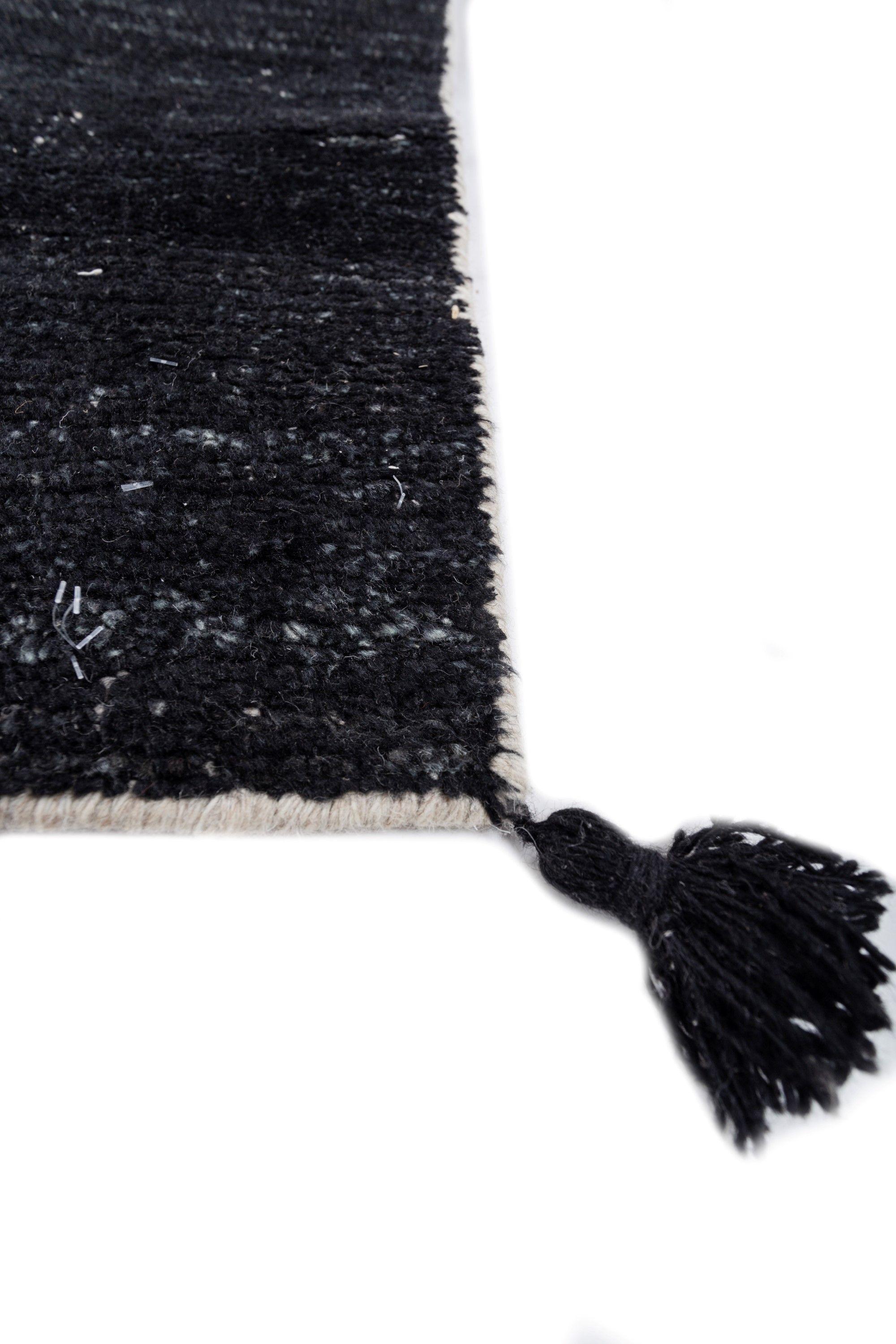 Embarquez pour un voyage visuel avec ce tapis en laine de notre collection Aprezo. L'esthétique du tapis est un témoignage de l'art, avec un motif qui s'entrelace délicatement, ressemblant à l'écoulement poétique de deux mers qui se rejoignent. La