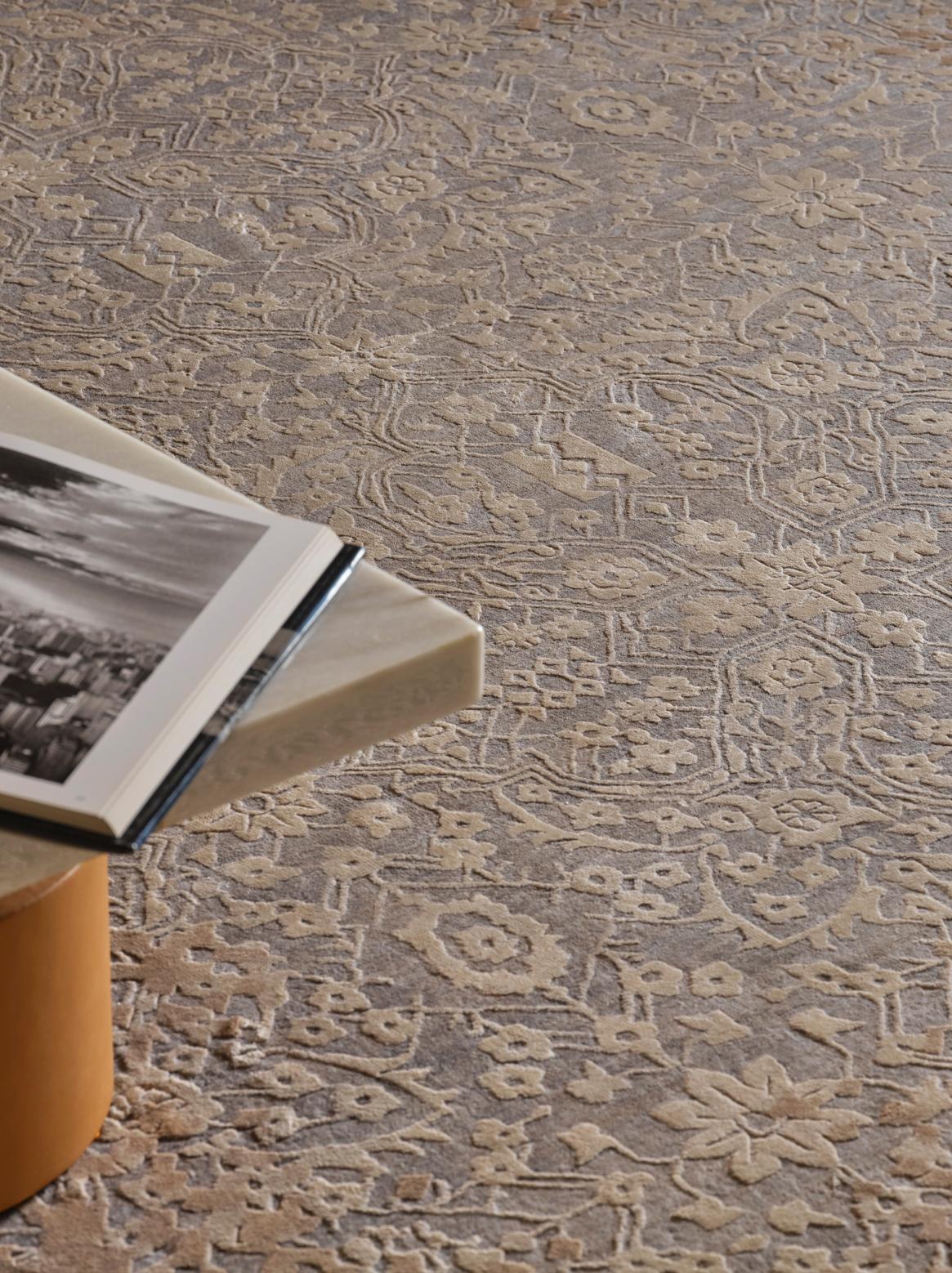 Indien MERGIS Tapis noué à la main en couleurs Dusky Rose, Grey et Ecru par Hands en vente