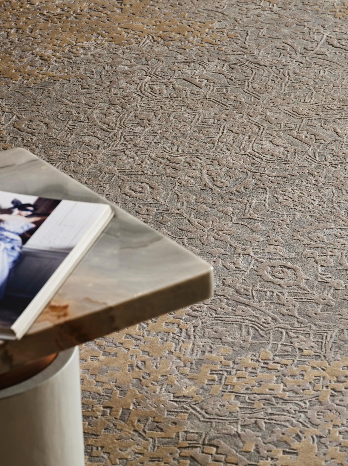 MERGIS Tapis noué à la main en couleurs Dusky Rose, Grey et Ecru par Hands Neuf - En vente à New Delhi, IN