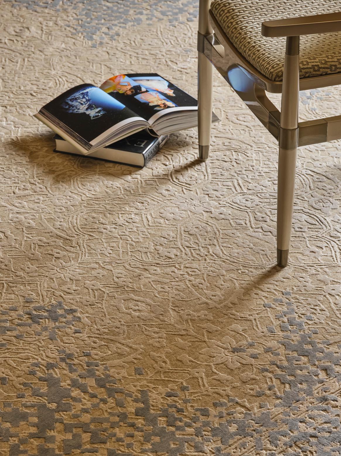 Soie MERGIS Tapis noué à la main en couleurs Dusky Rose, Grey et Ecru par Hands en vente