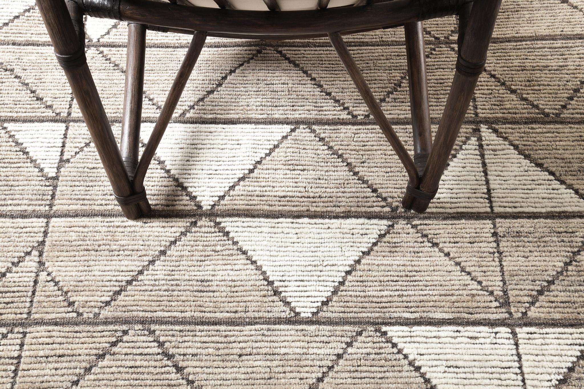 Drawing inspiration from an aesthetic minimalist festive vibe, this Pinotage’ rug from Estancia Collection is a piece that is perfect for your dream interiors. This amazing rug features the geometric triangular shapes forming together in the