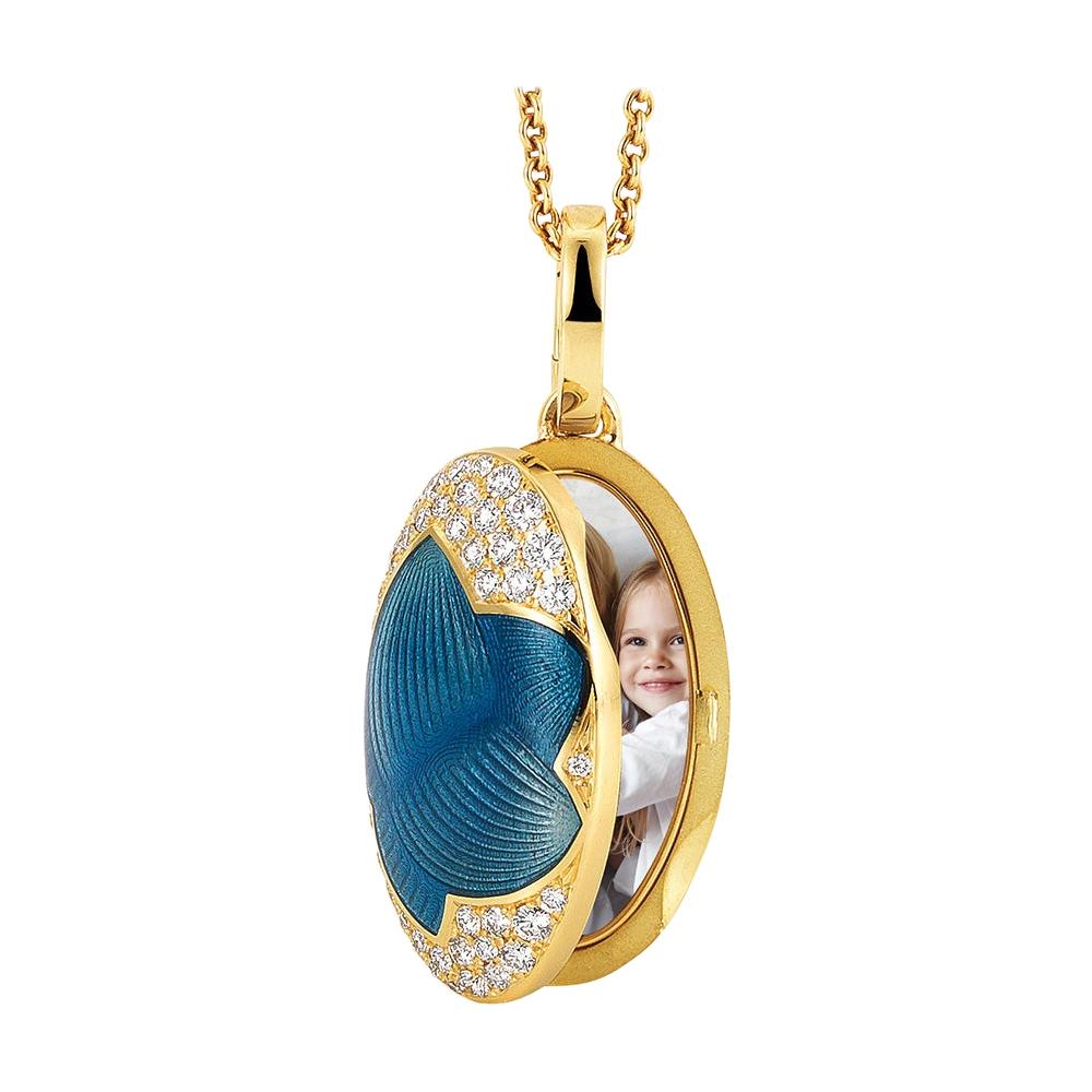 Pendentif médaillon ovale en or jaune 18 carats, émail bleu vitreux et 43 diamants 0,55 carat