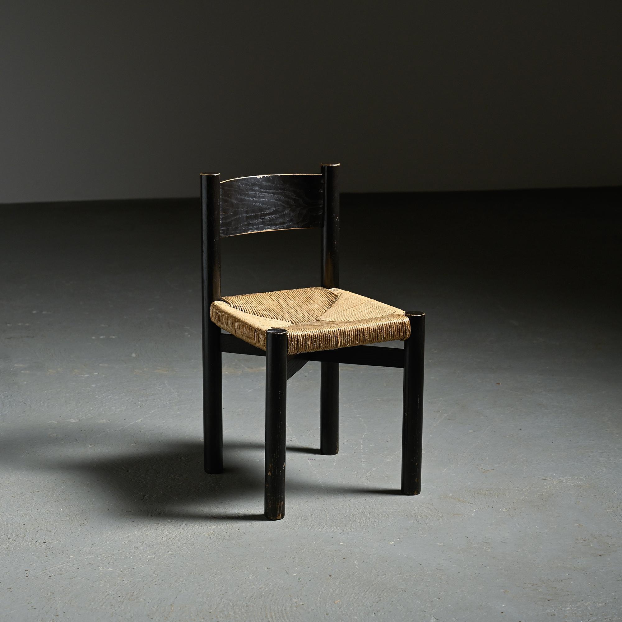 
Chaise Meribel de Charlotte Perriand, conçue dans les années 1950 pour meubler la station de ski de Méribel, dans les Alpes françaises.  

En frêne teinté noir et paille tressée, la chaise présente une belle patine.

Fabricant : Steph Simon circa