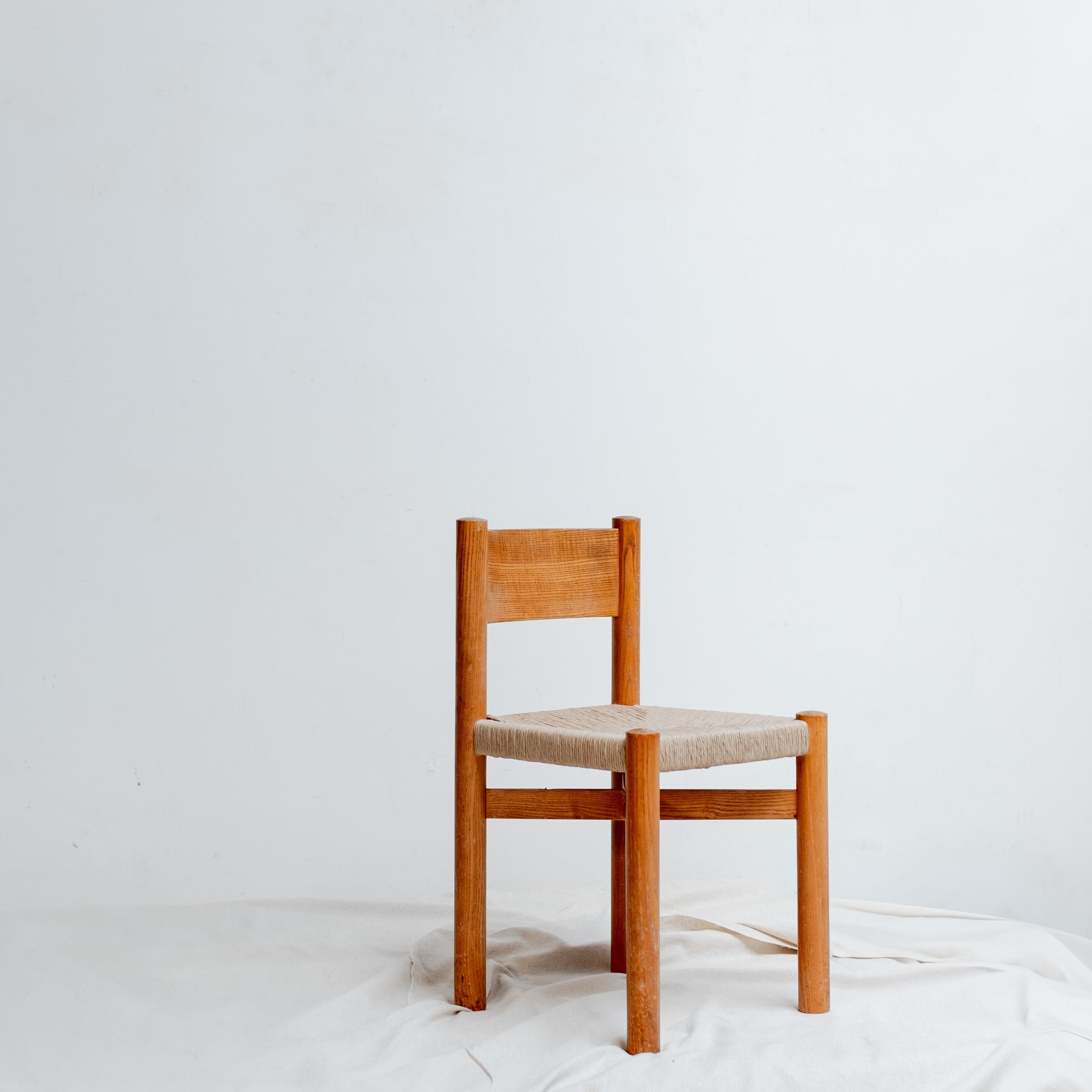 Originariamente disegnata da Charlotte Perriand per gli chalet della stazione sciistica di Méribel, la sedia 