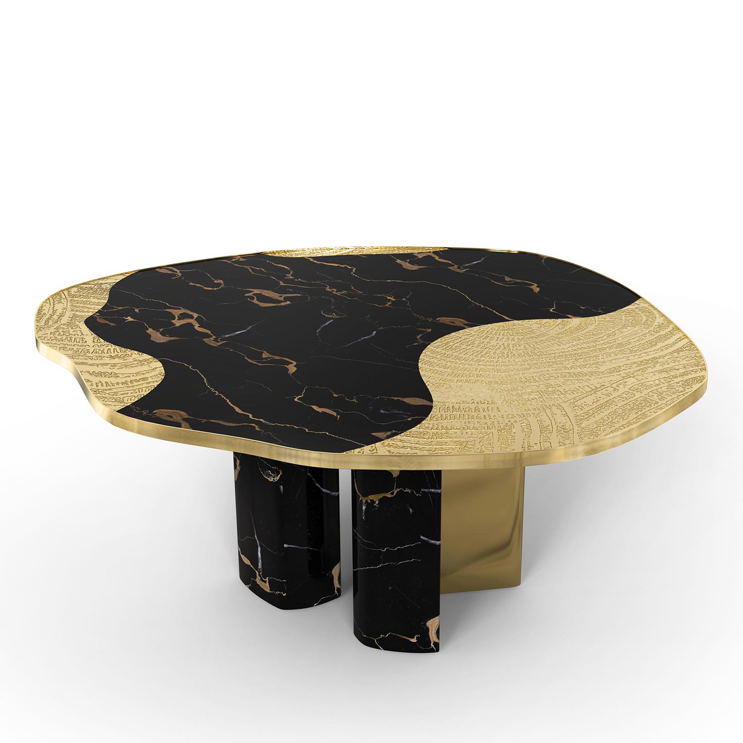 Tavolo rotondo Merida in marmo nero con piano e base in legno 
struttura rivestita di marmo nero con venature marroni dorate. 
In ottone massiccio fuso con finitura placcata oro lucido. Top è 
realizzato in marmo nero con venature dorate in marrone