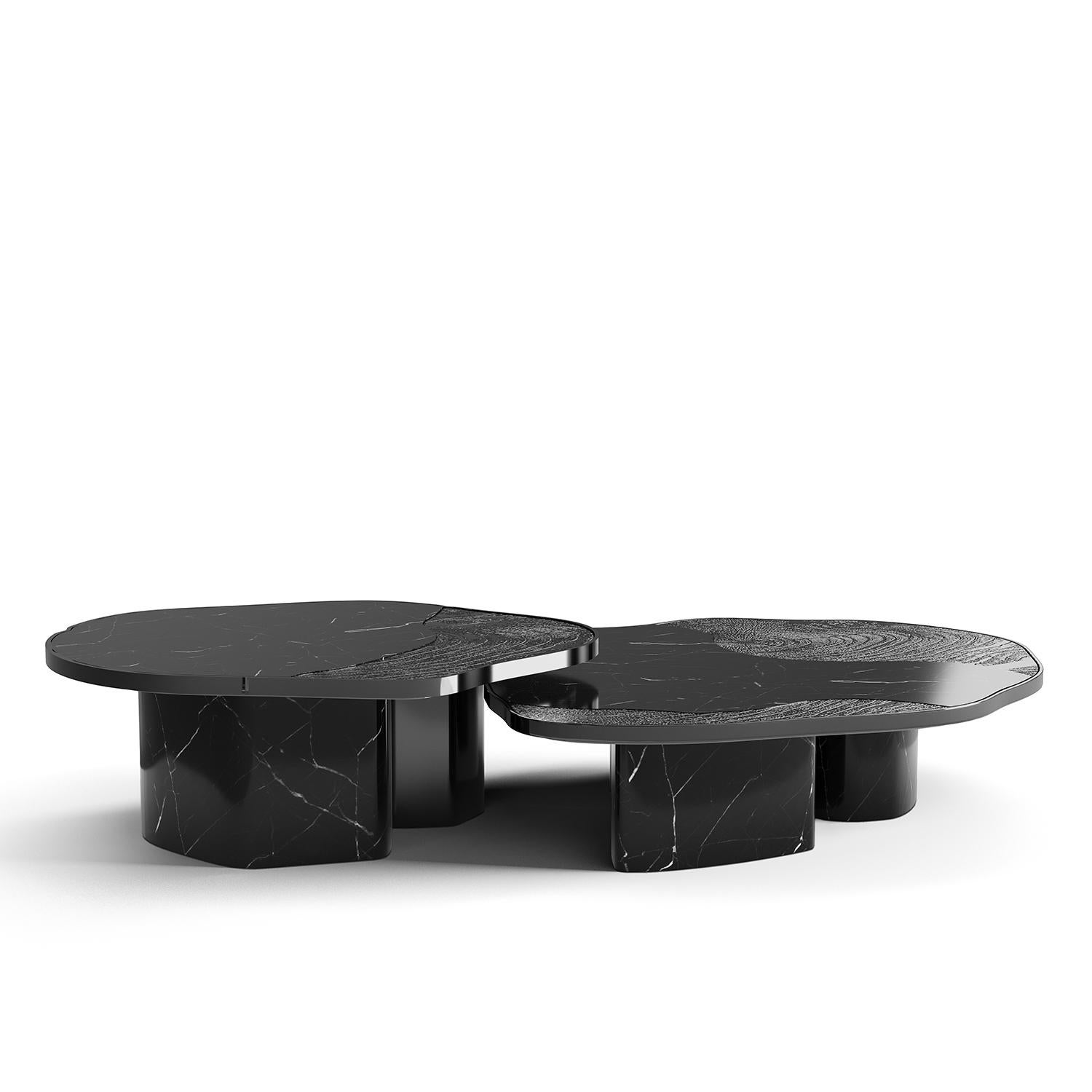 Couchtisch Merida Schwarzer Marmor 2er Set mit Holzstruktur 
mit schwarzem Marquina-Marmor verkleidet und mit gegossenen massiven 
Messing, schwarz vernickelt. Die Oberteile sind mit schwarzem Marquina gefertigt 
Marmor und mit gegossenem massivem