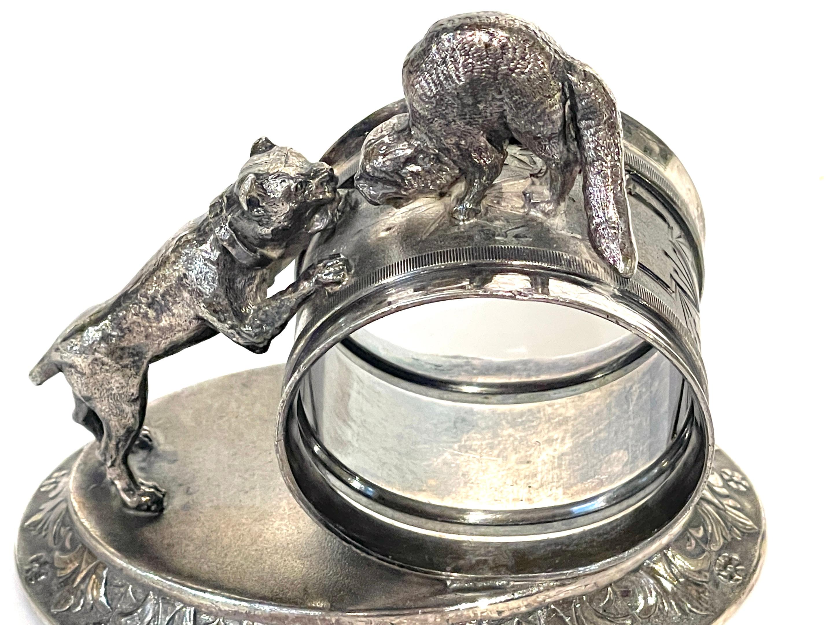 Apogée victorien Meriden 'Dog and Cat' Rond de serviette figuratif en métal argenté en vente