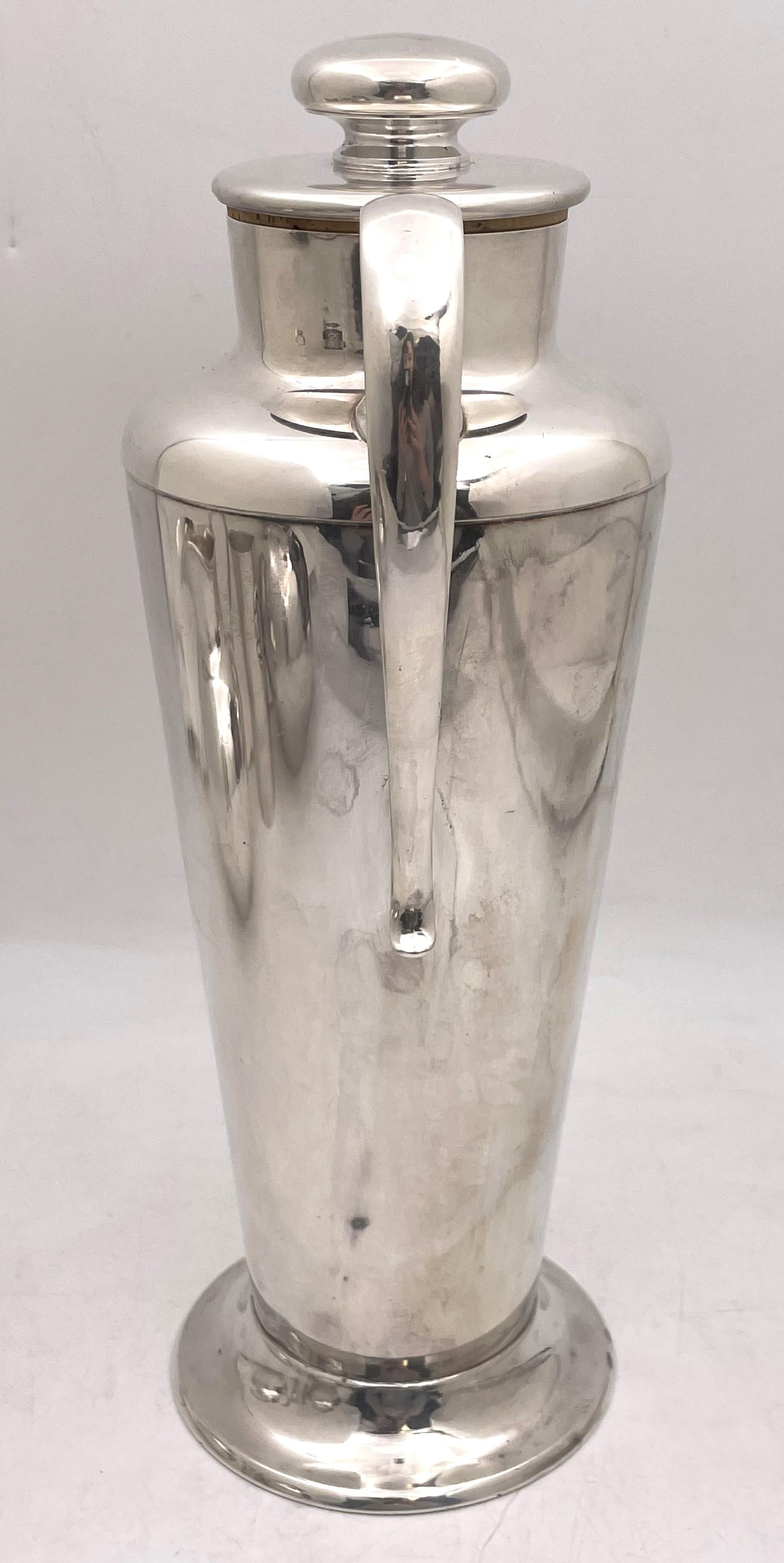 Meriden for International Sterling, silver plated cocktail shaker in Mid-Century Modern style in an elegant, geometric design. It measures 13 1/4'' in height with the lid (11 3/4'' without) by 7'' from handle to spout and bears hallmarks and a
