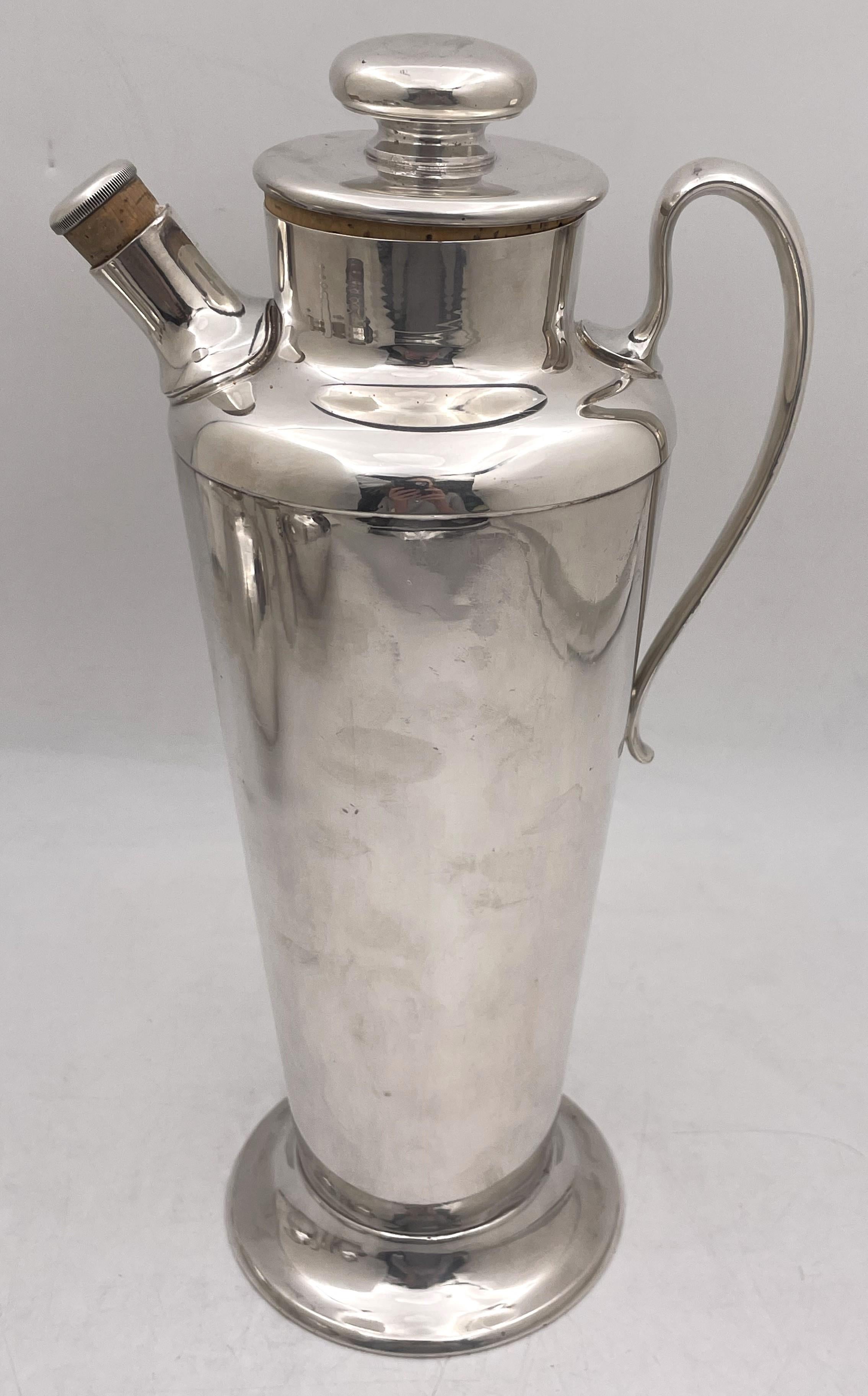 Meriden for International Sterling Silver Cocktail Shaker in Mid-Century Modern  (Moderne der Mitte des Jahrhunderts) im Angebot