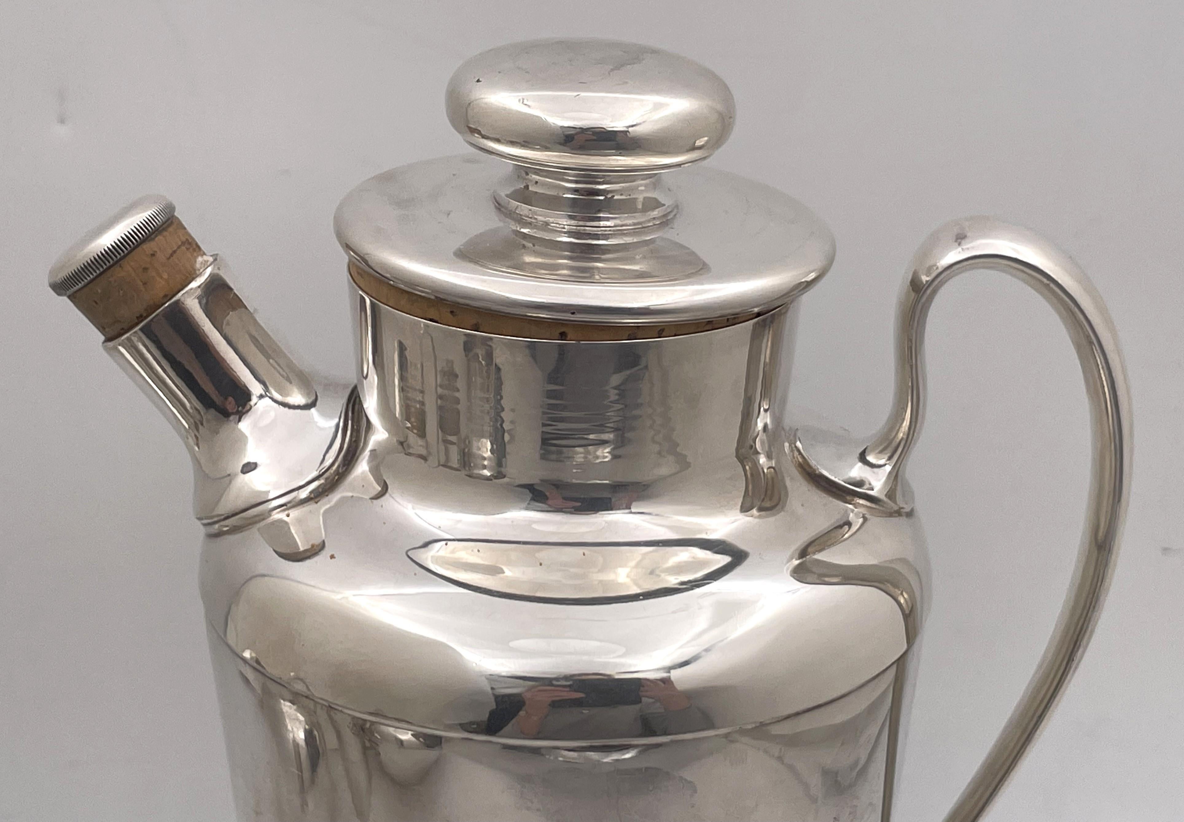 Meriden for International Sterling Silver Cocktail Shaker in Mid-Century Modern  In Good Condition For Sale In New York, NY