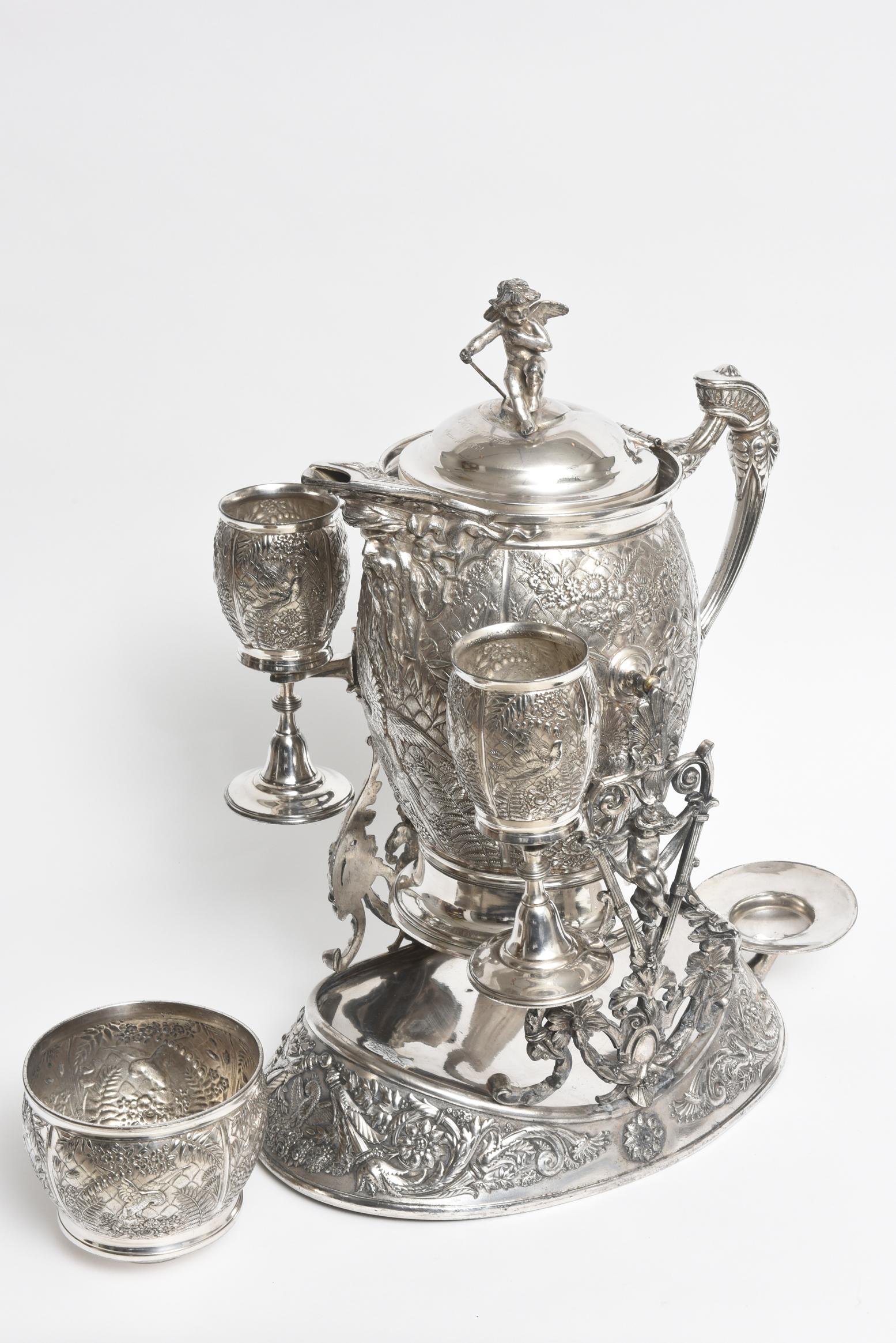 Victorien Pichet à eau glacée et à bascule figuratif en métal argenté Meriden de style esthétique en vente