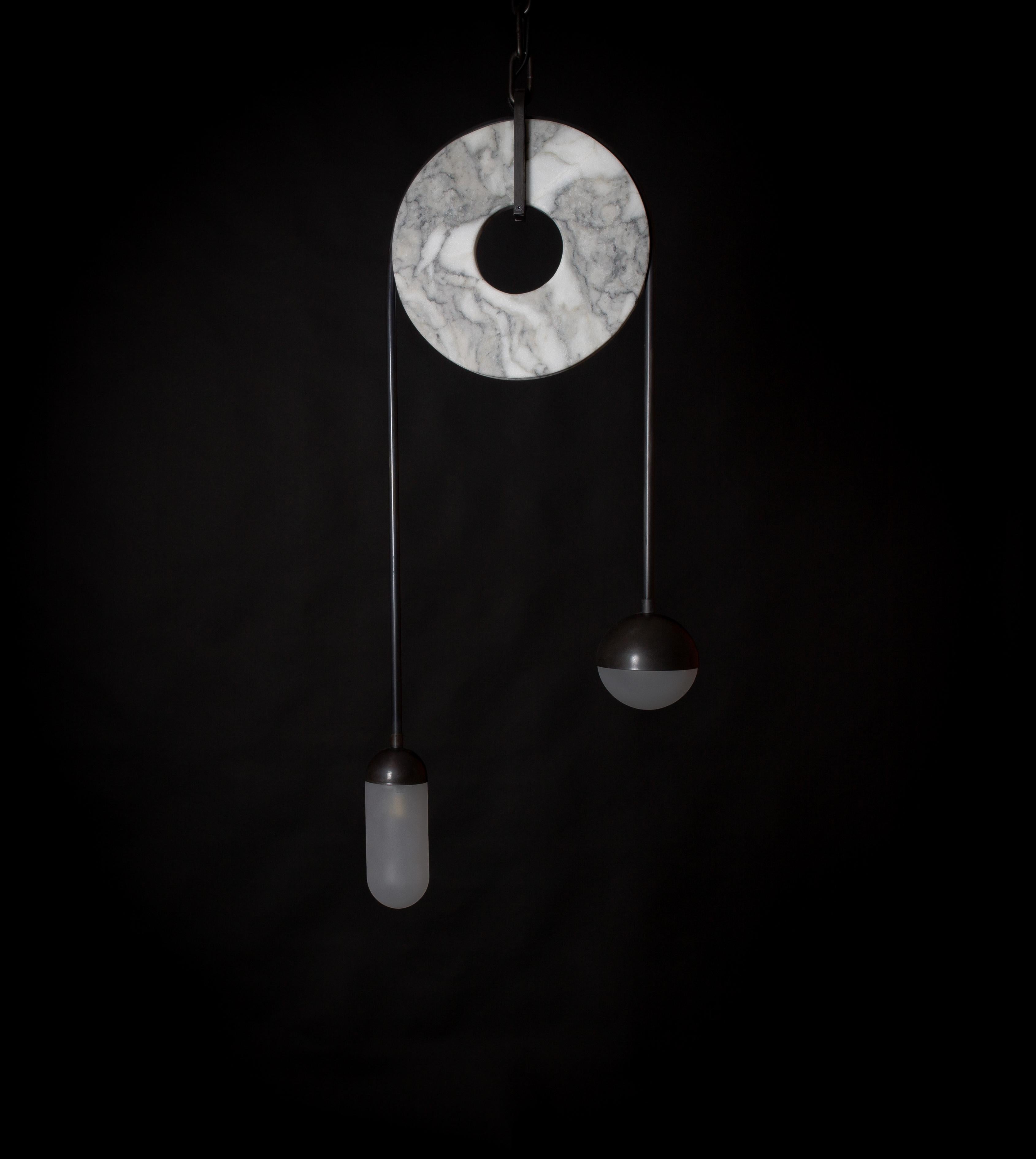 Lampe à suspension contemporaine méridienne en laiton, marbre et verre soufflé à la main, Kalin Asenov en vente 2