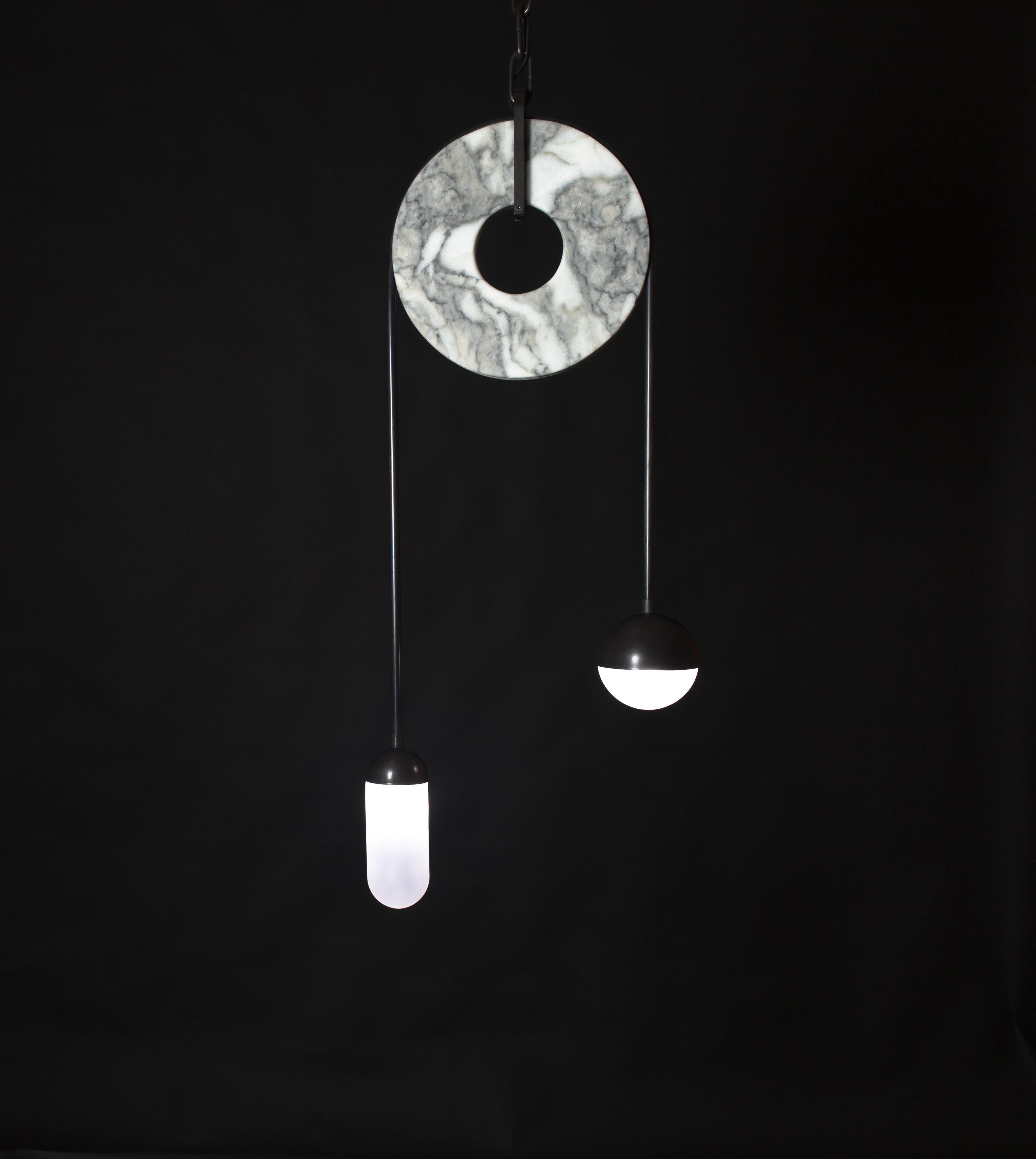 Lampe à suspension contemporaine méridienne en laiton, marbre et verre soufflé à la main, Kalin Asenov en vente 3