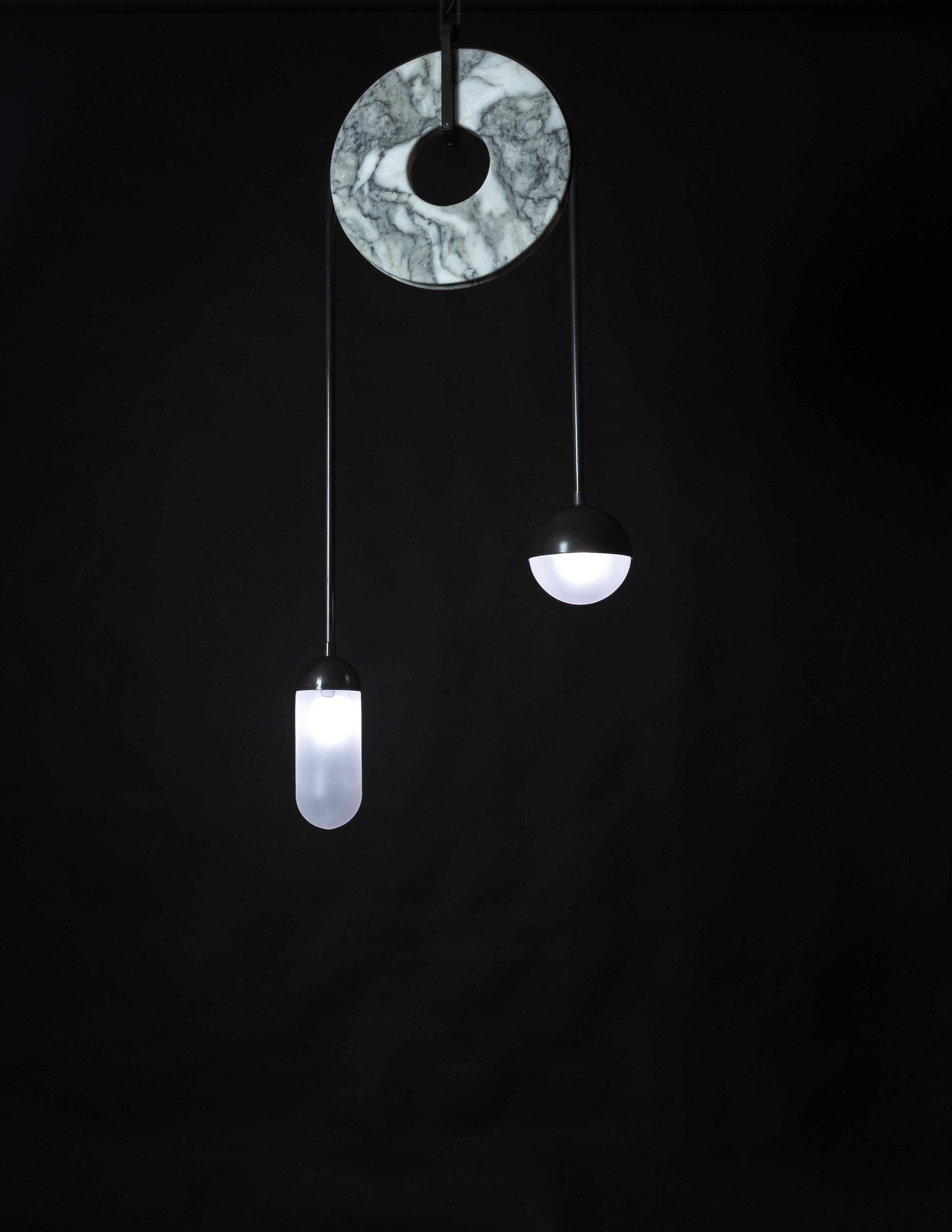 Lampe à suspension contemporaine méridienne en laiton, marbre et verre soufflé à la main, Kalin Asenov en vente 4