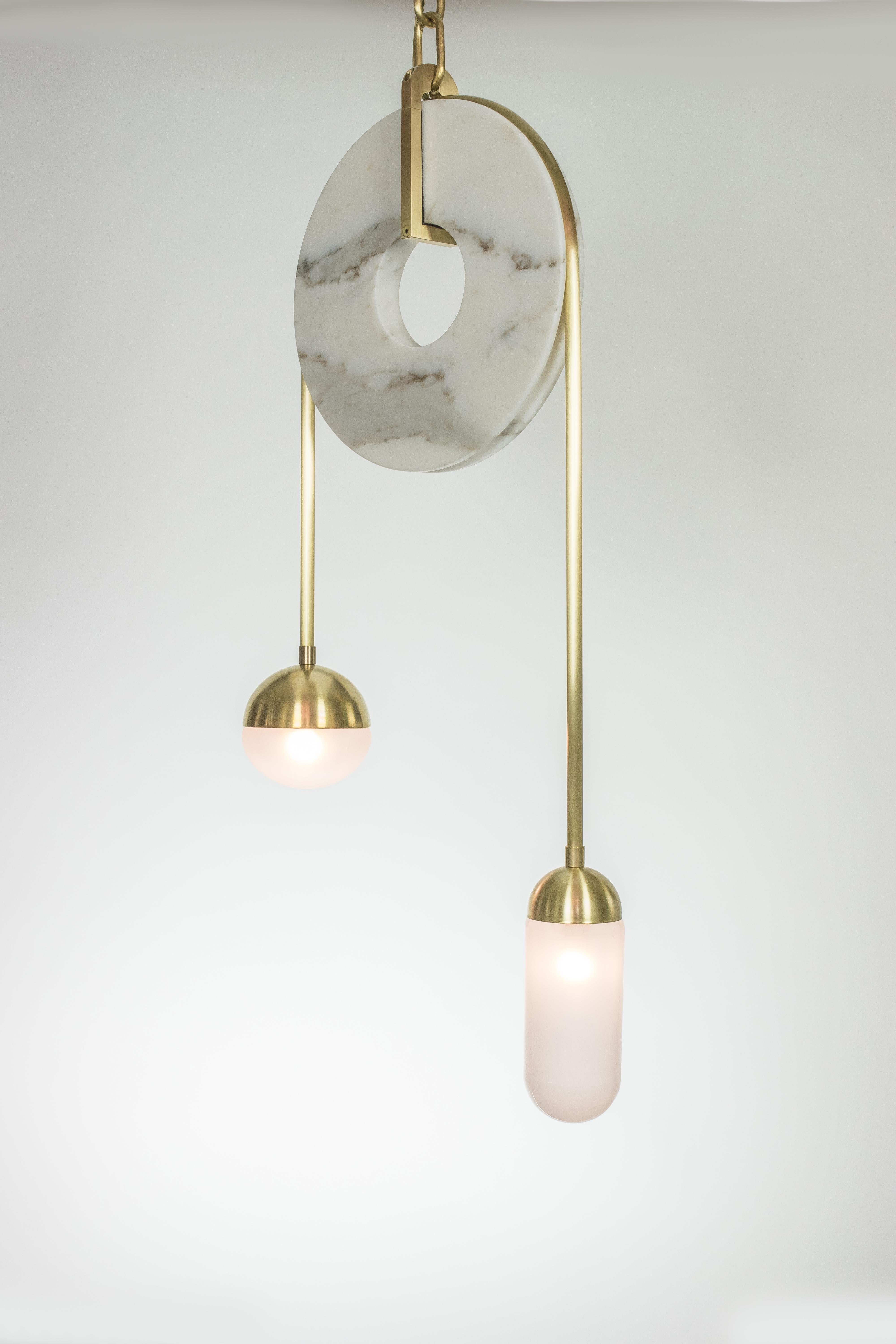 Lampe à suspension contemporaine méridienne en laiton, marbre et verre soufflé à la main, Kalin Asenov en vente 6