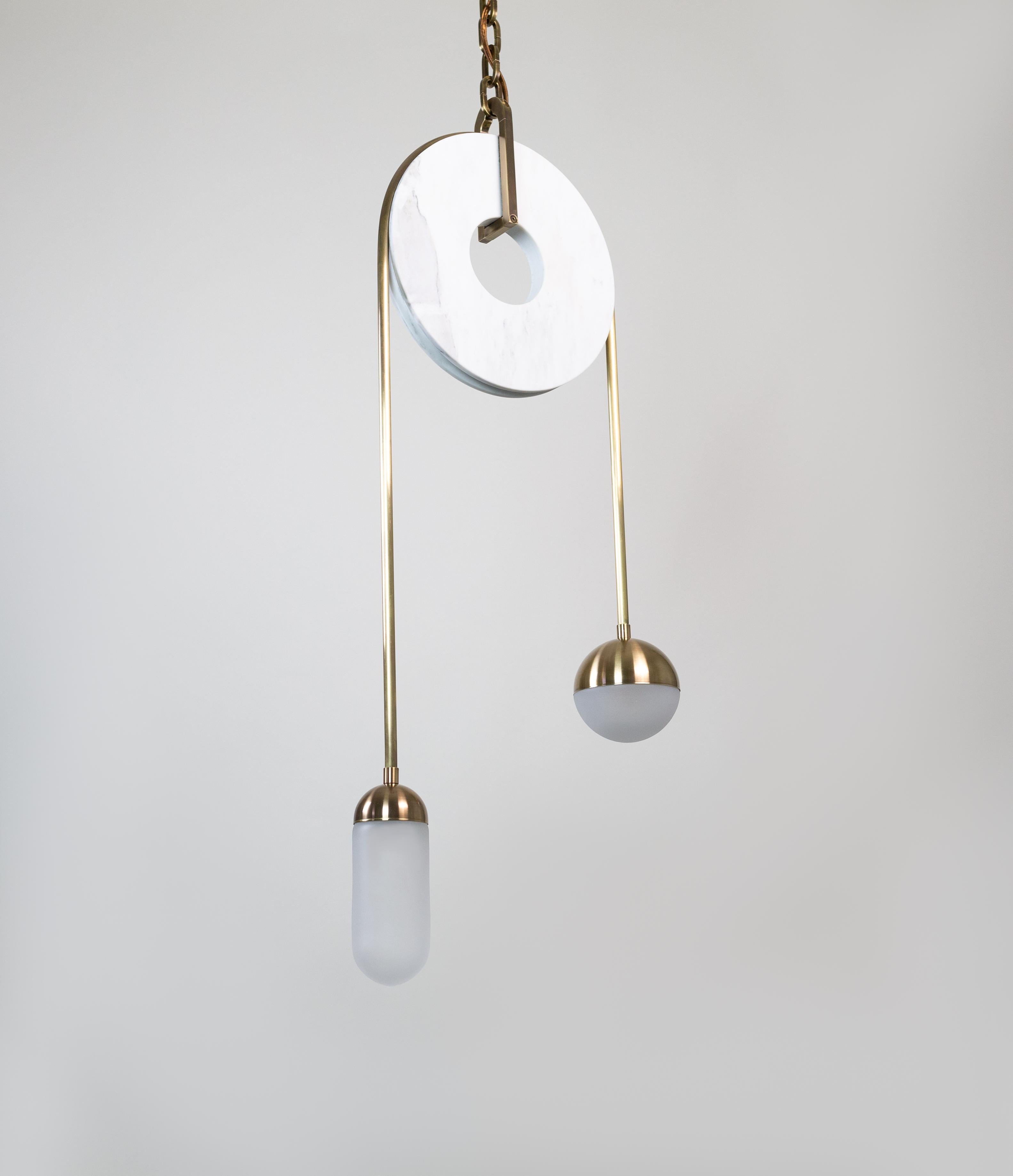 Moderne Lampe à suspension contemporaine méridienne en laiton, marbre et verre soufflé à la main, Kalin Asenov en vente