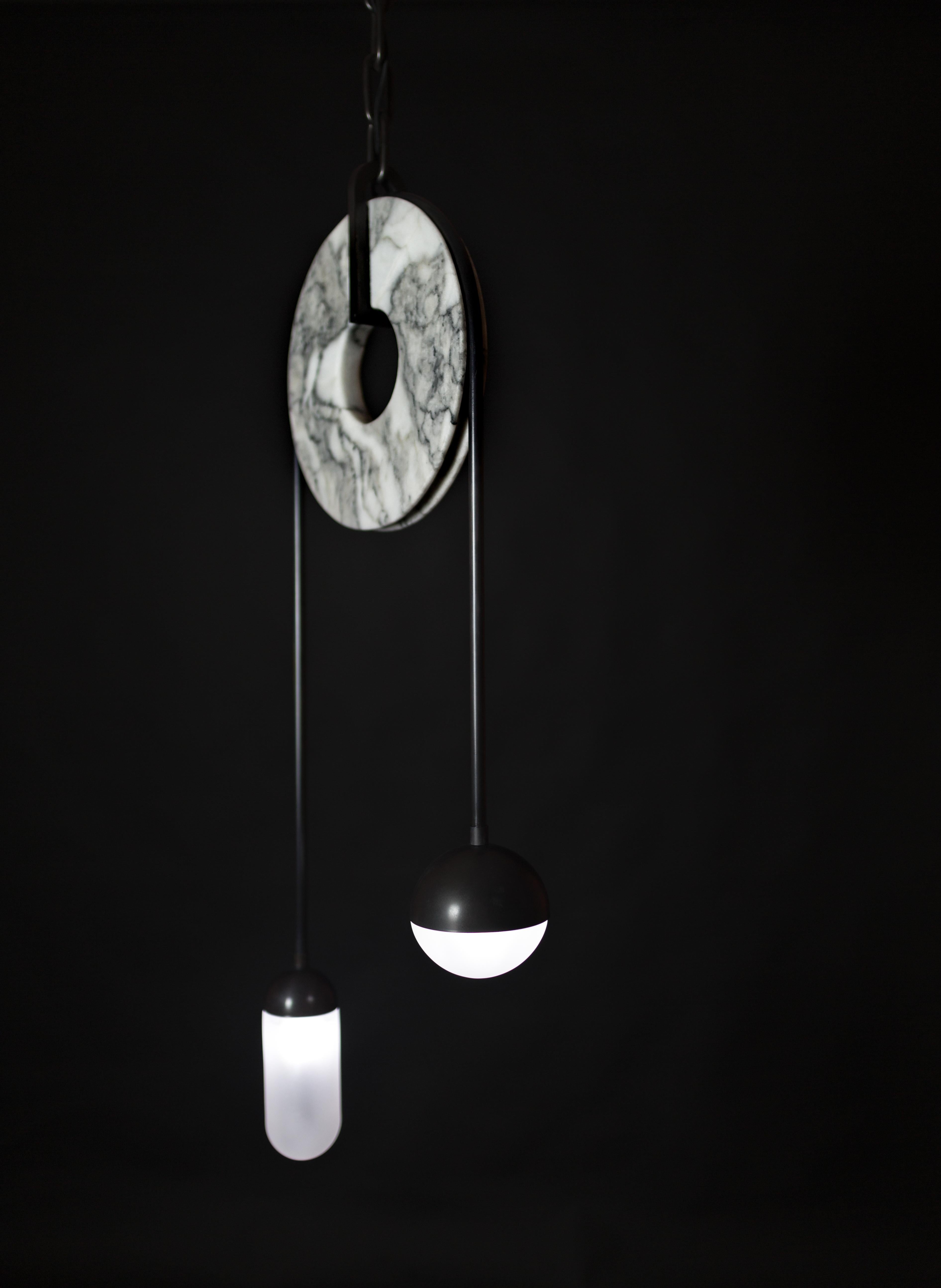 Américain Lampe à suspension contemporaine méridienne en laiton, marbre et verre soufflé à la main, Kalin Asenov en vente