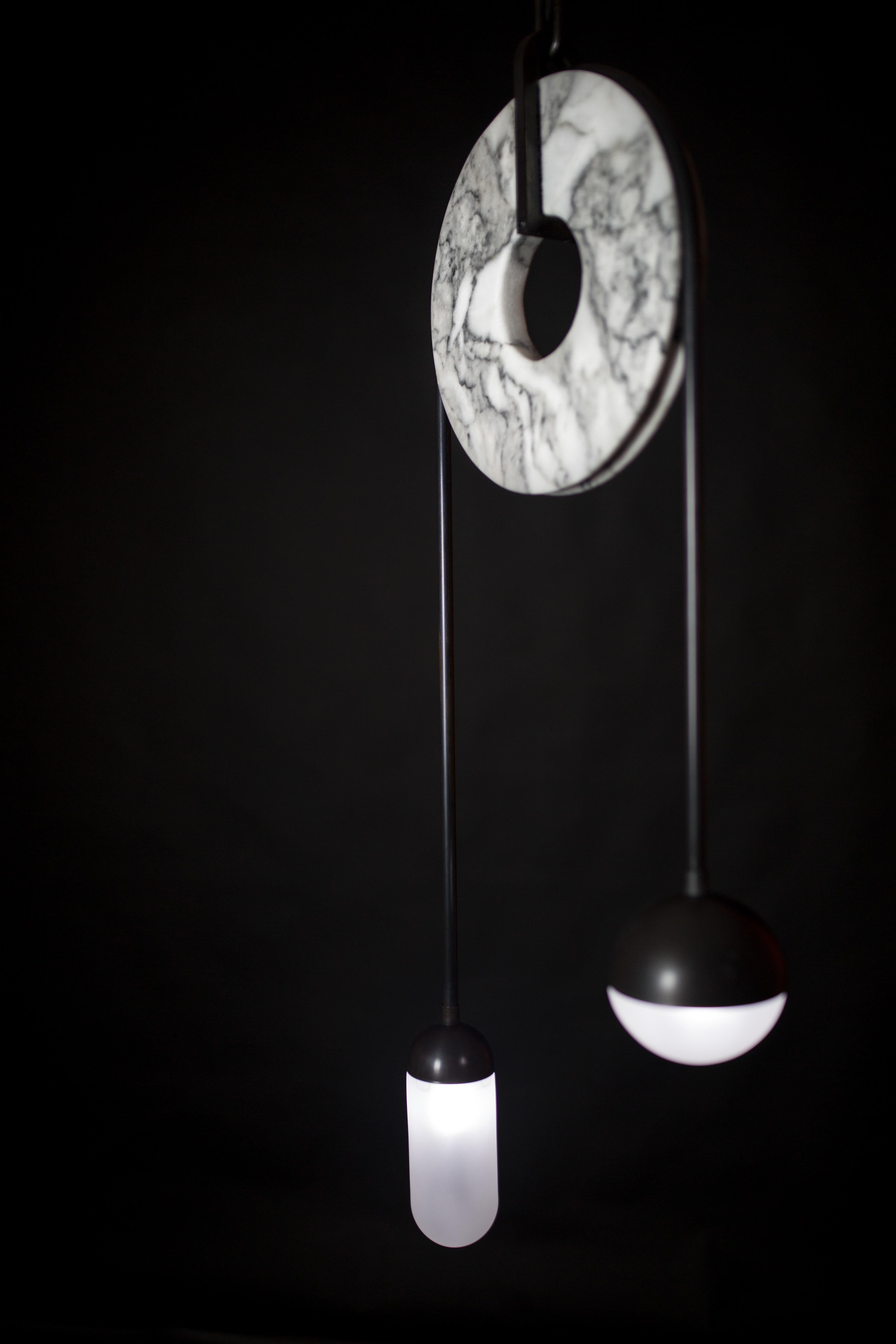Noirci Lampe à suspension contemporaine méridienne en laiton, marbre et verre soufflé à la main, Kalin Asenov en vente