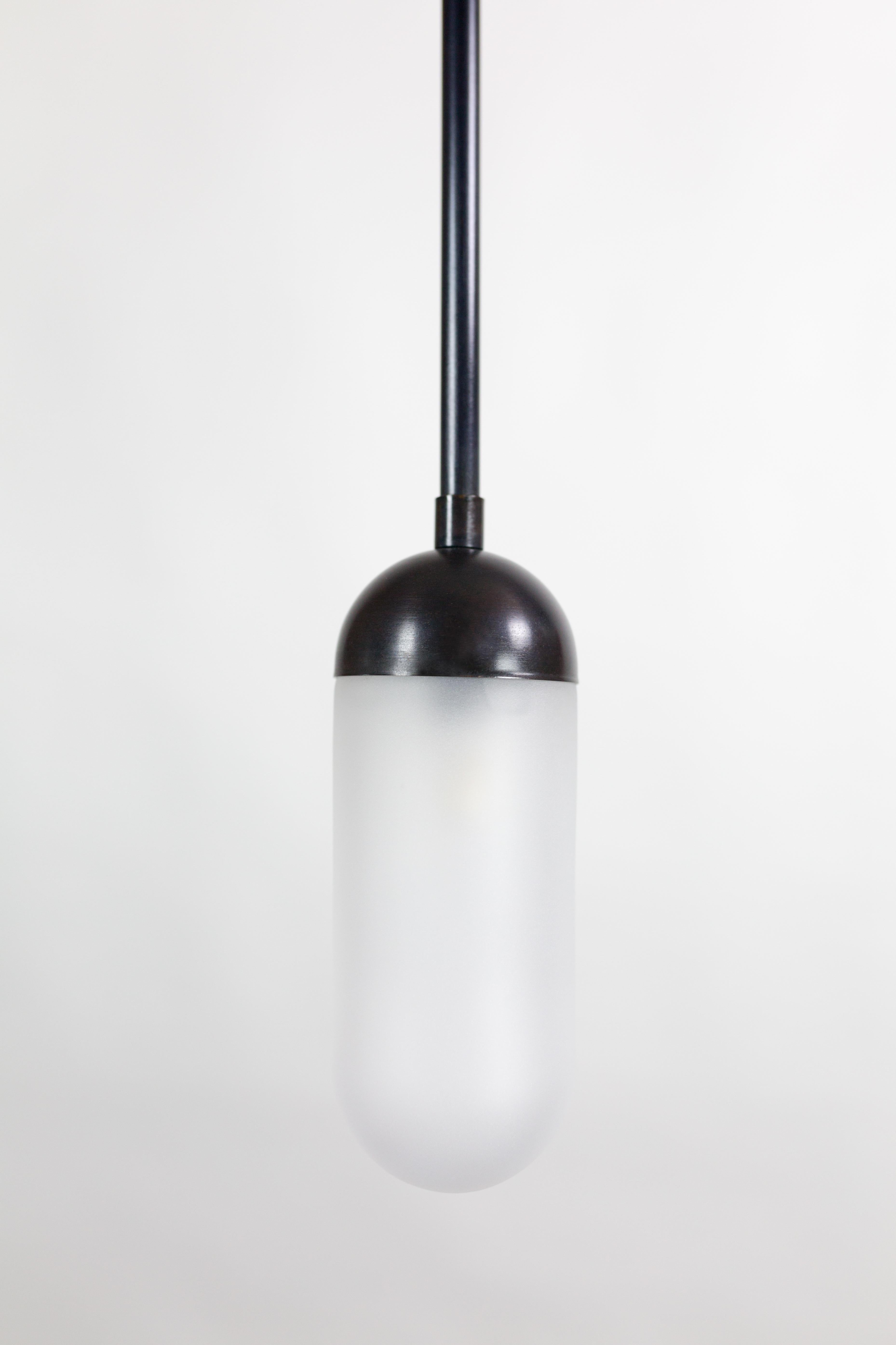XXIe siècle et contemporain Lampe à suspension contemporaine méridienne en laiton, marbre et verre soufflé à la main, Kalin Asenov en vente