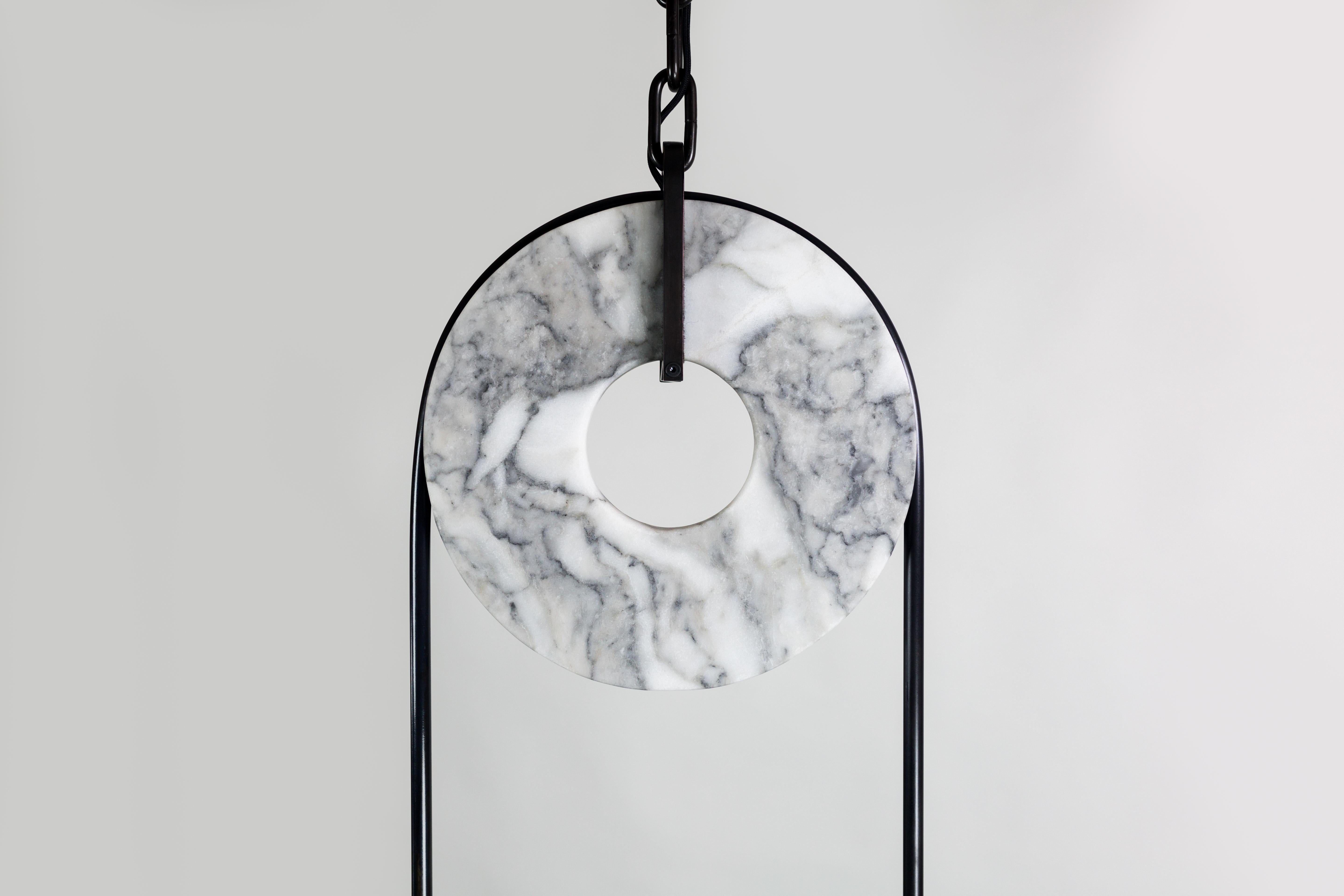 Laiton Lampe à suspension contemporaine méridienne en laiton, marbre et verre soufflé à la main, Kalin Asenov en vente