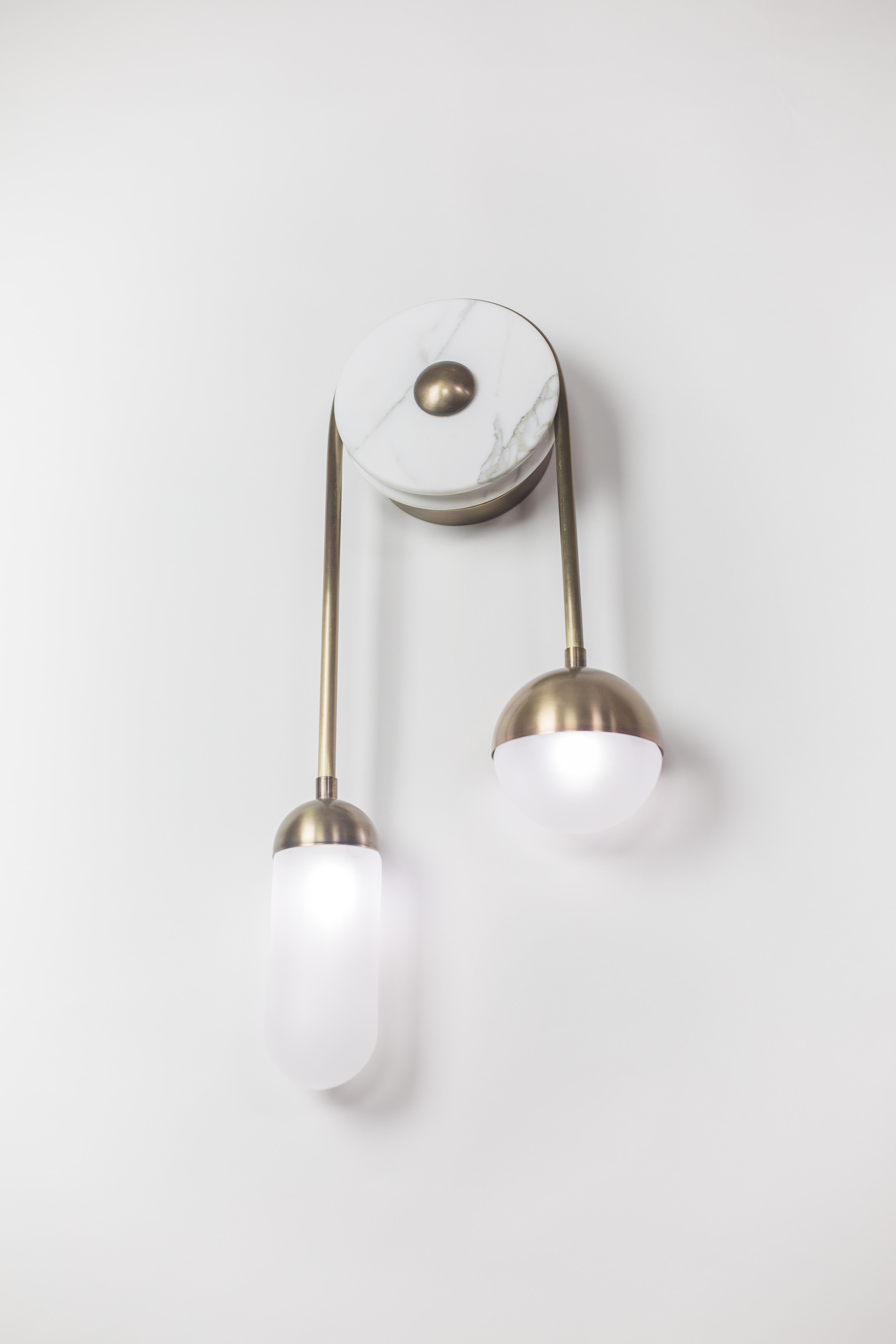 Meridian, Messing gealtert, Marmor, mundgeblasenes Glas Contemporary Sconce, Kalin Asenov (Moderne) im Angebot