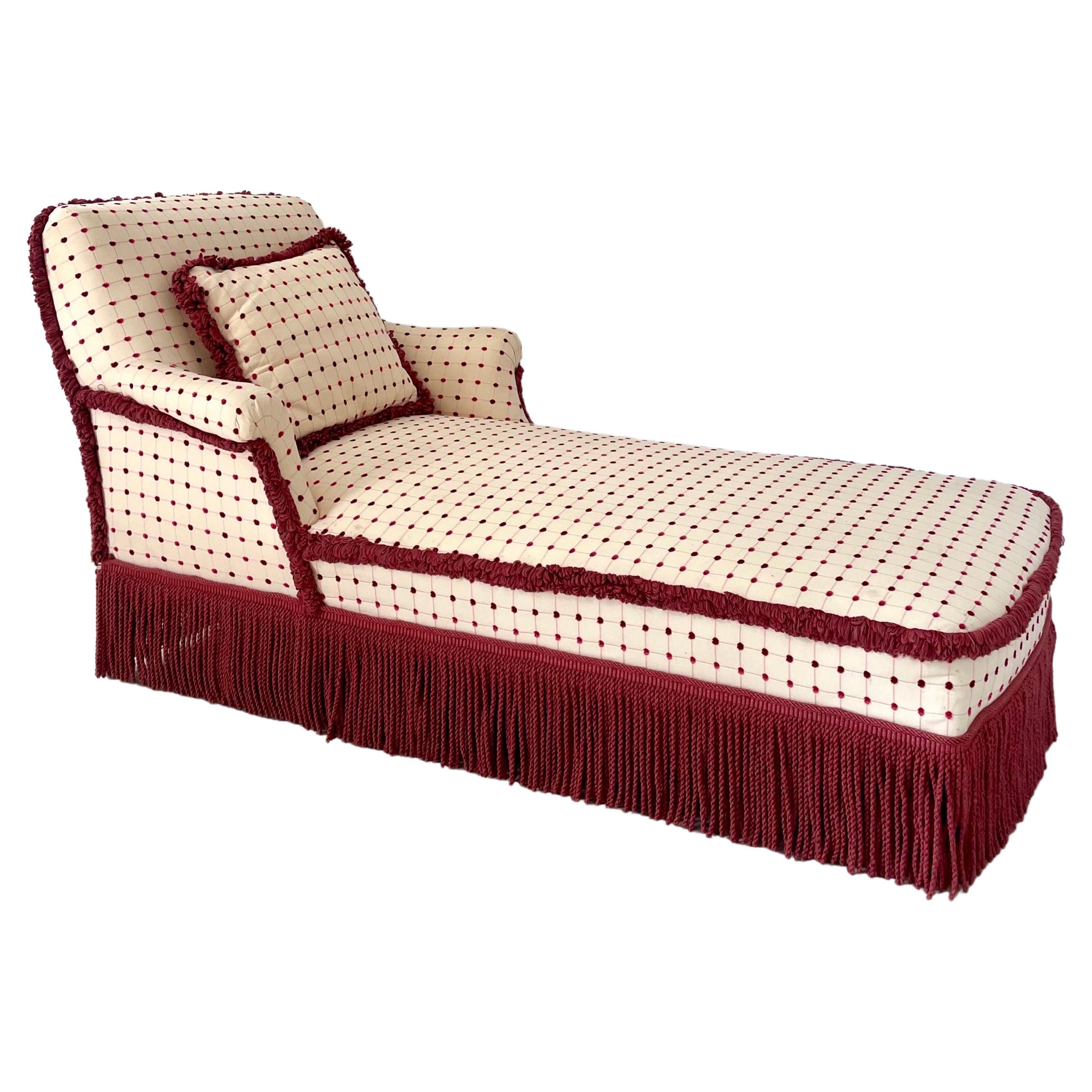 Beautiful Meridian - Daybed - Lounge Chair - Bench mit Burgundy, Himbeerrosa, Off-White-Polsterung.
Prächtiger Meridian aus der Zeit Napoleons III. und des Zweiten Kaiserreichs mit einer breiten, nach außen gewölbten Rückenlehne, die einen sehr