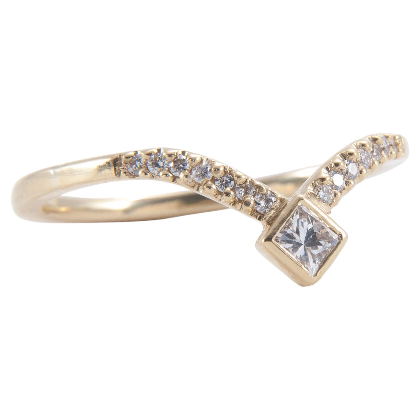 Un design géométrique frappant fait de ce bracelet en diamant une pièce unique et un complément idéal à toute collection de bagues.

Bande 18K
Diamant de taille princesse de 0,10 carat
entouré de diamants blancs totalisant 0,07ct
