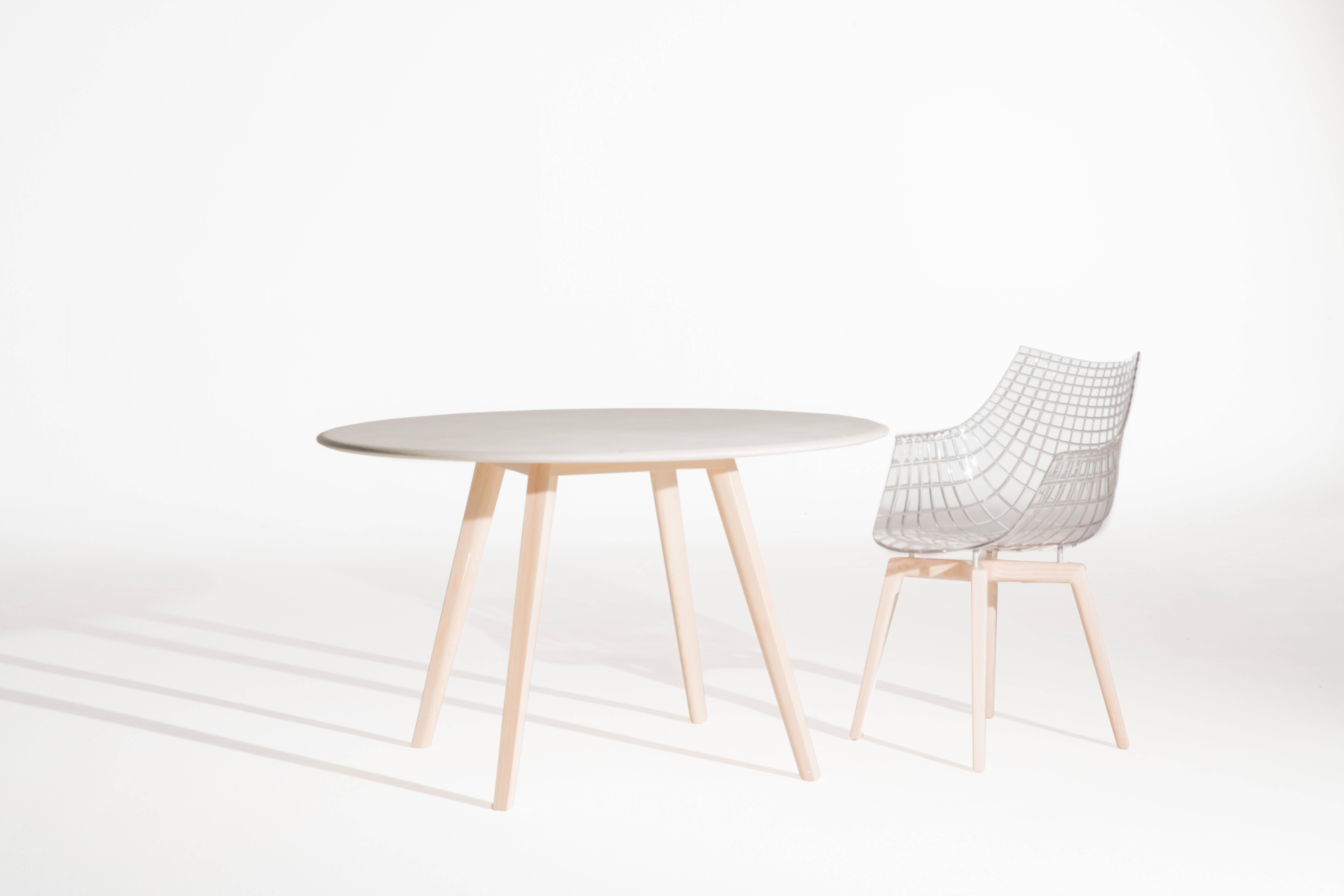 Der Tisch Meridiana geht auf den ultimativen Globetrotter-Stuhl zurück und wurde dieses Jahr mit massiven Holzbeinen überarbeitet. Als Archetyp des Tisches für Café- oder Zuhause zeigt er ein wertvolles Gleichgewicht zwischen der runden