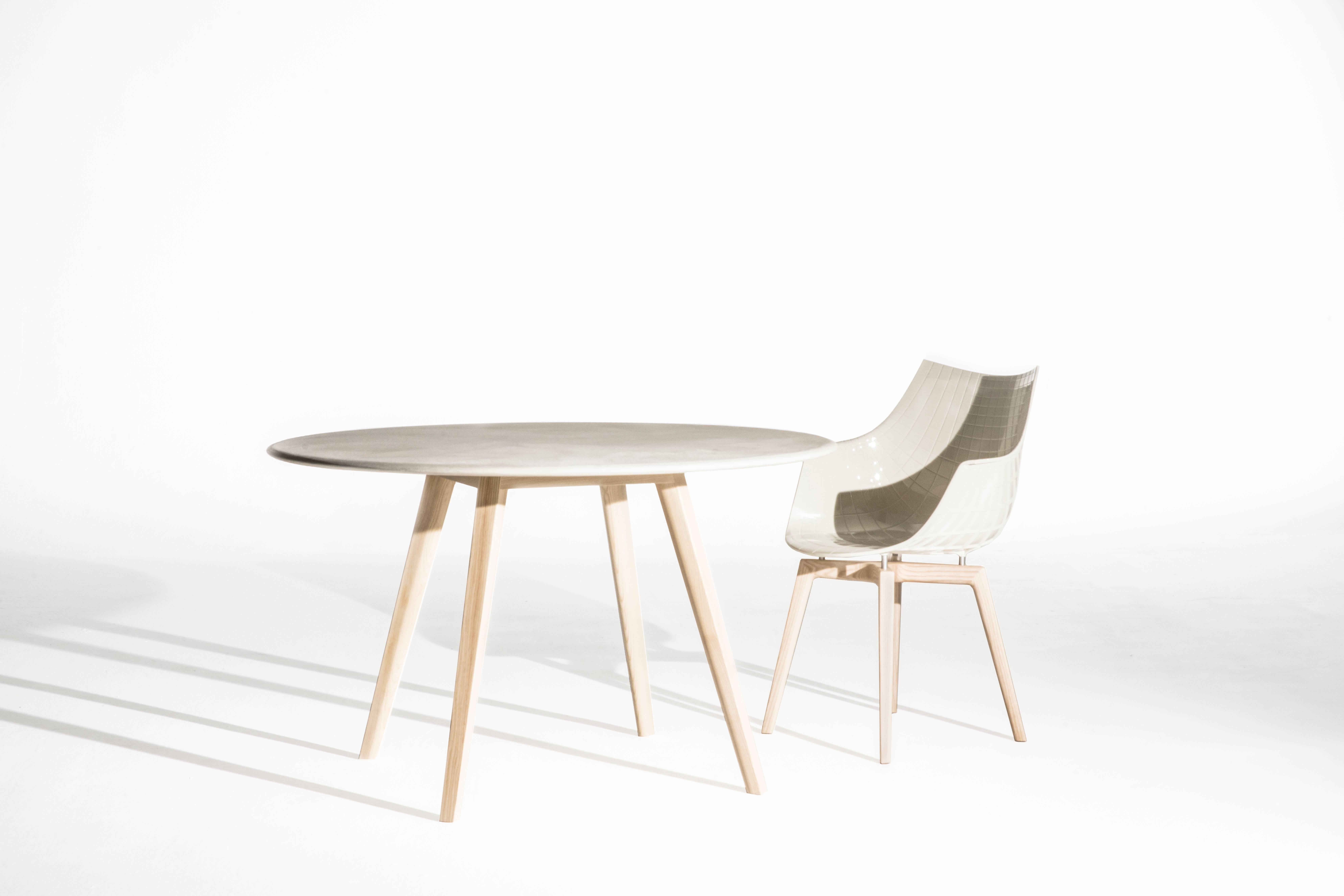 The Meridiana table stems from the ultimate globetrotter chair, revised this year with solid wooden legs. An archetype of the coffee shop or domestic table, it displays a precious balance between the round, wood particleboard top and the solid wood
