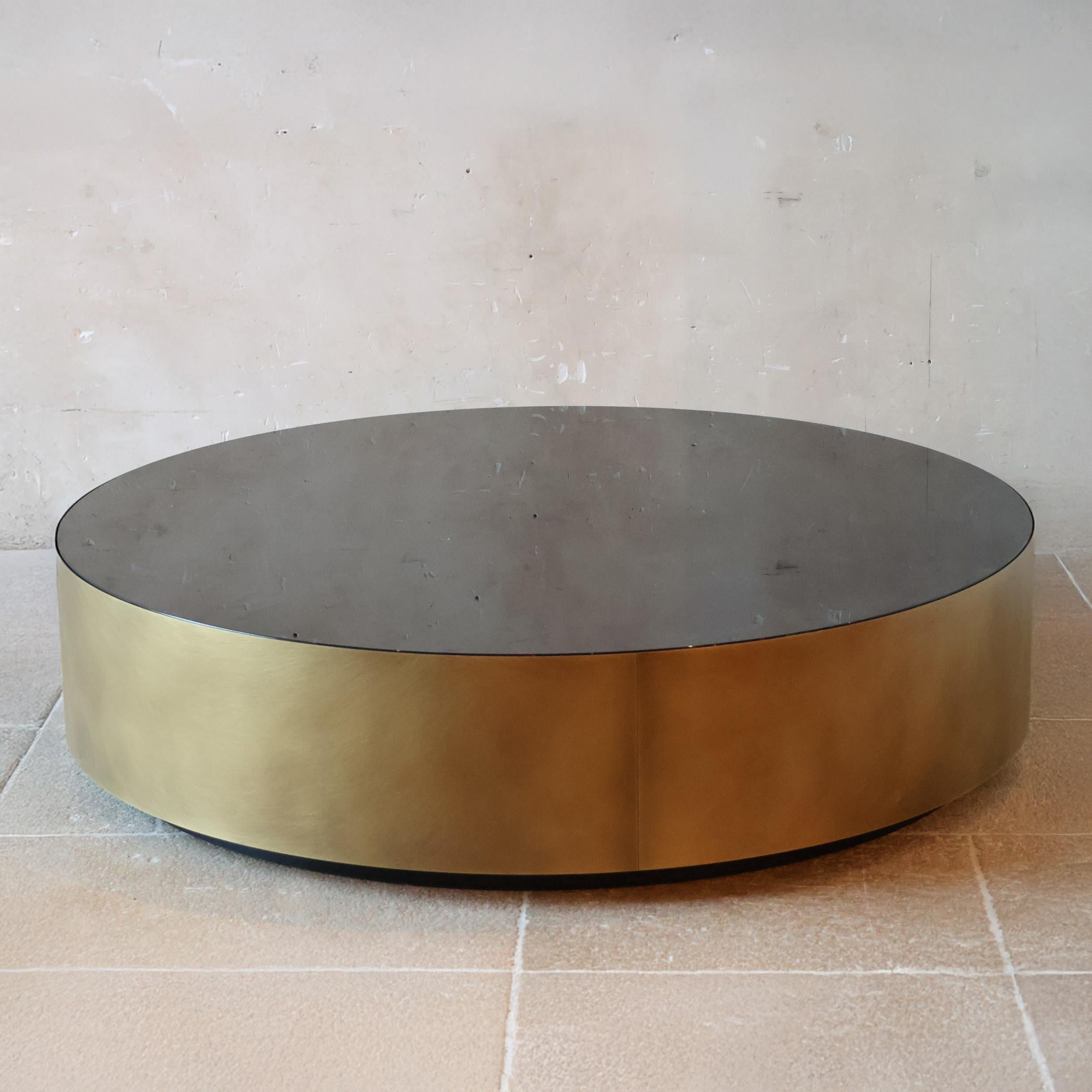 Table basse ronde de style Mid-Century clair. Ce design luxueux et minimaliste s'intègre parfaitement dans un intérieur moderne ou Hollywood Regency.

La table est le modèle BELT de la marque italienne MERIDIANI, conçue par Andrea Parisio.

La table