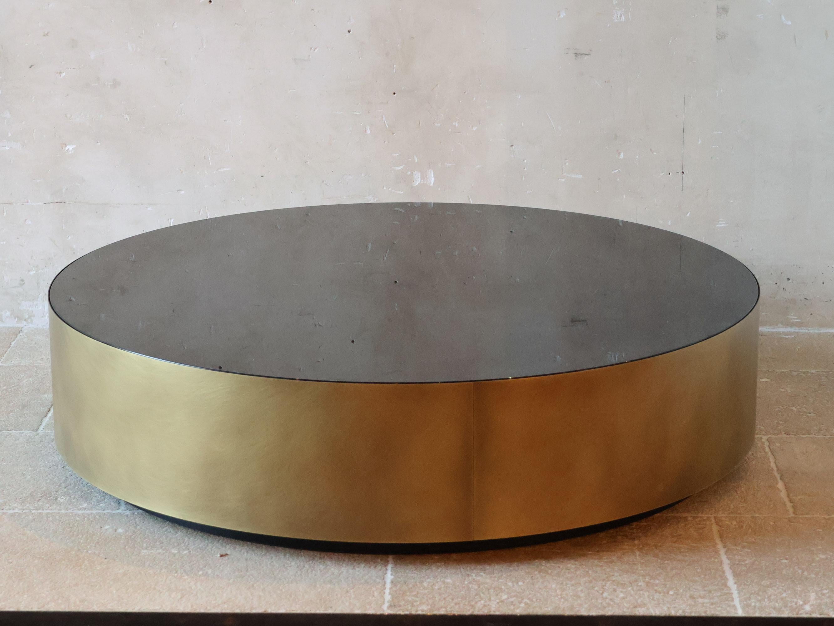 italien Meridiani BELT Table basse ronde en laiton et verre fumé par Andrea Parisio en vente