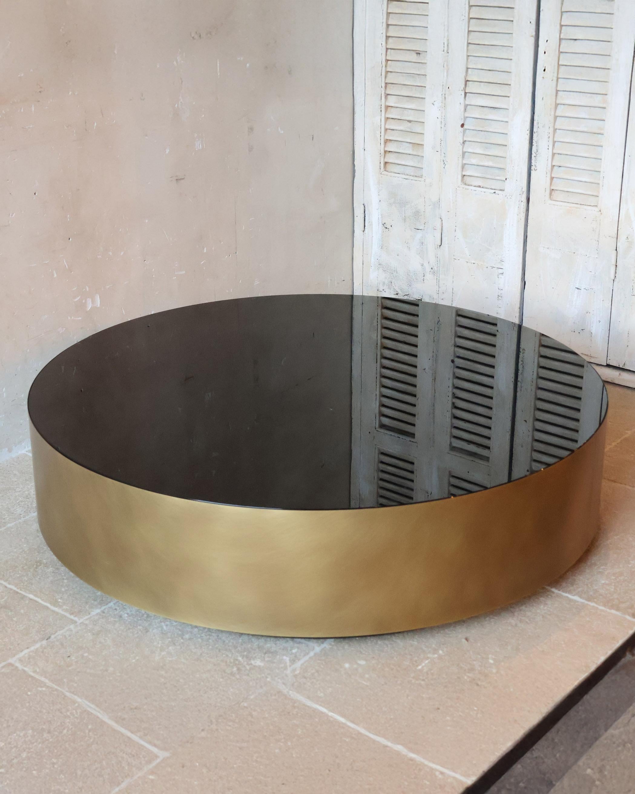 Laiton Meridiani BELT Table basse ronde en laiton et verre fumé par Andrea Parisio en vente