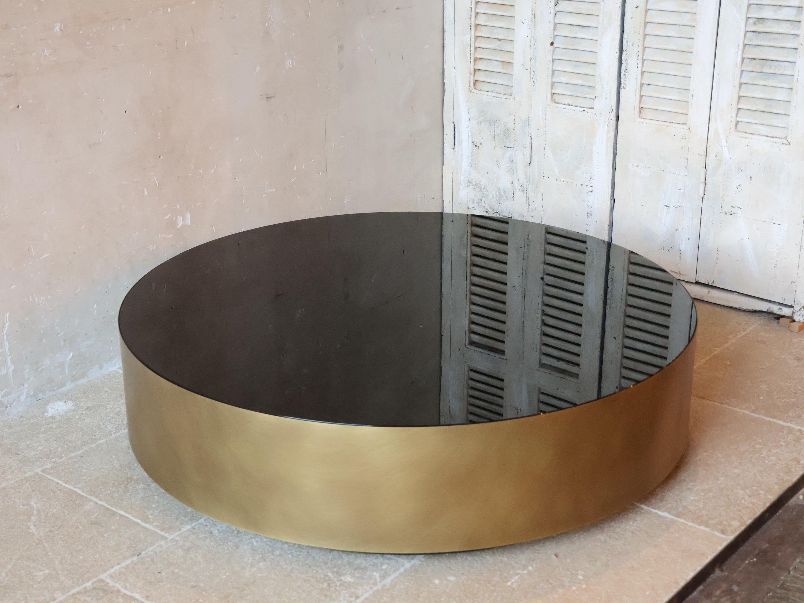 Meridiani BELT Table basse ronde en laiton et verre fumé par Andrea Parisio en vente 1